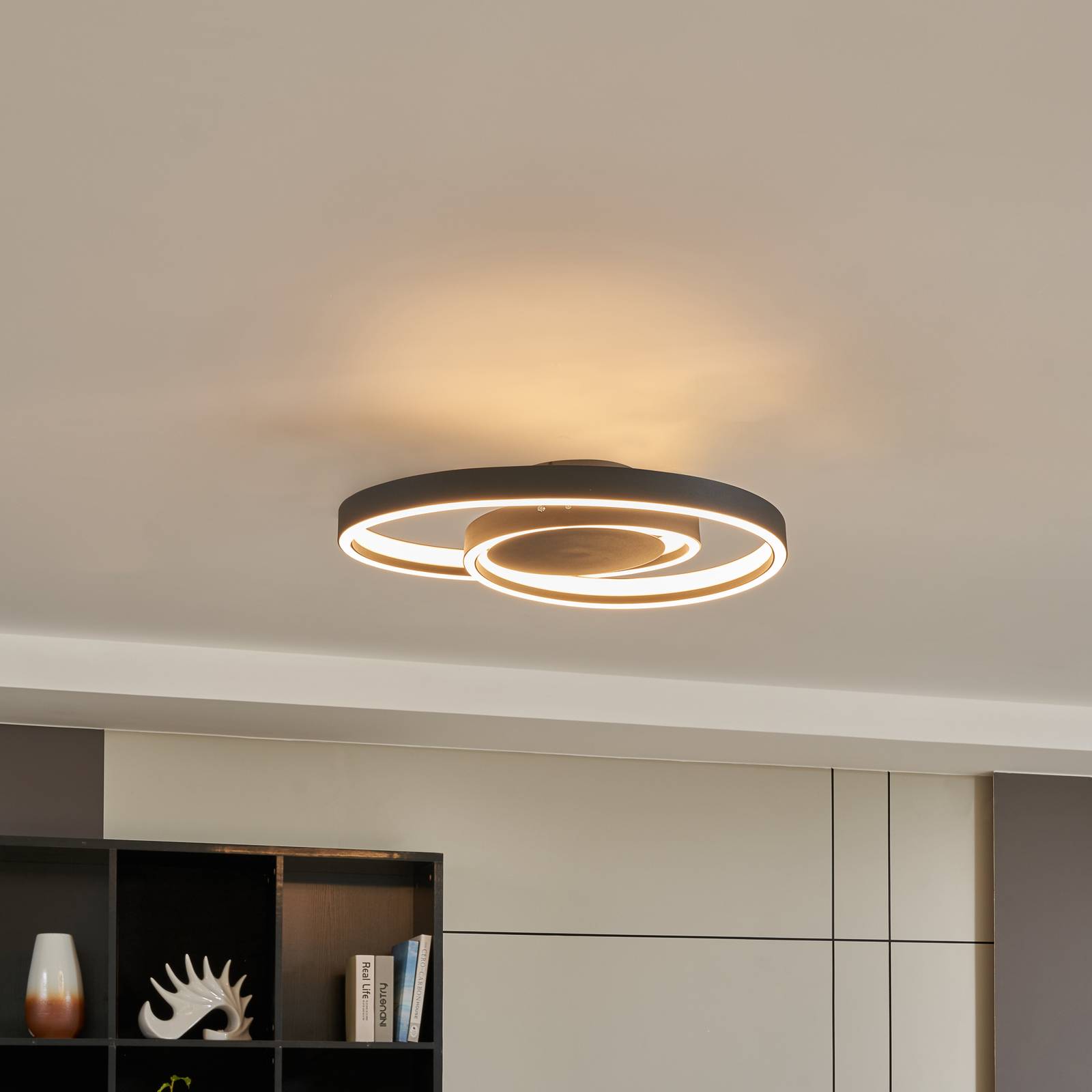 Lindby Erlinik LED-Deckenleuchte, stepdim, schwarz Lindby Erlinik LED-Deckenleuchte, stepdim, schwarz von LINDBY