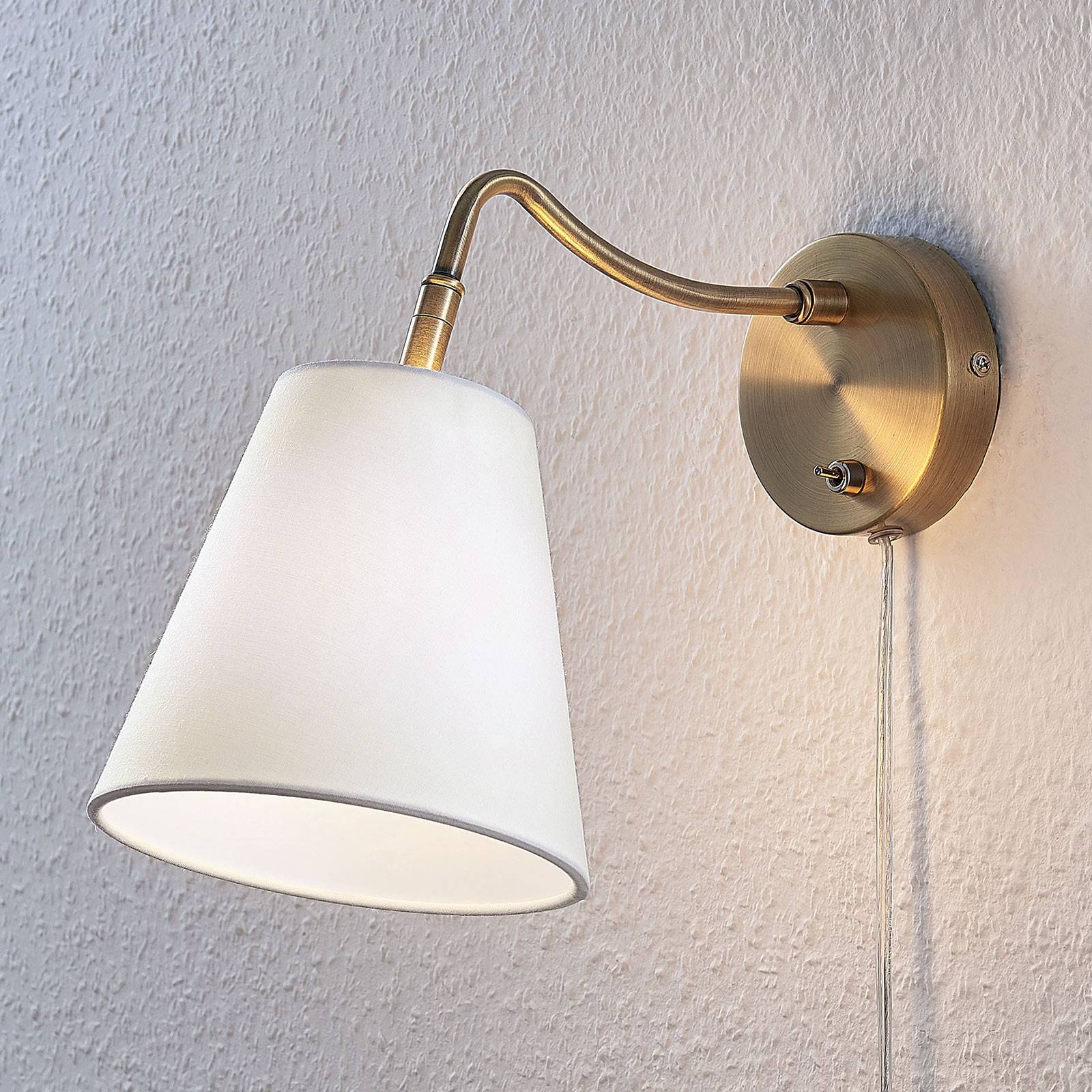 Lindby Wandlampe Ethan, weiß/altmessing, Stecker, 28 cm, E14 Lindby Wandlampe Ethan, weiß/altmessing, Stecker, 28 cm, E14 von LINDBY