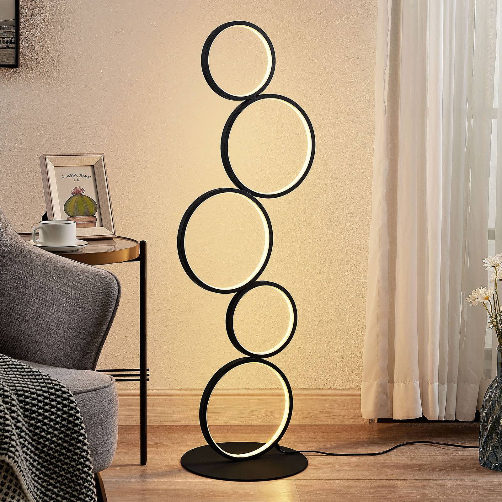 Lindby LED-Stehleuchte Jacek, schwarz, Metall, 110 cm, Ringe Lindby LED-Stehleuchte Jacek, schwarz, Metall, 110 cm, Ringe von LINDBY