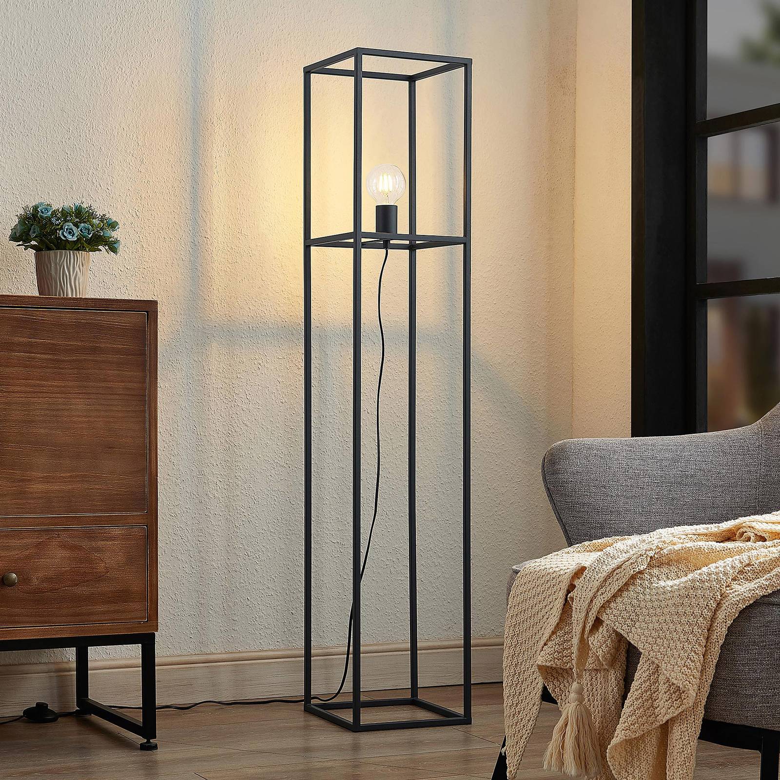 Lindby Jordana Stehlampe, Rahmen, schwarz, 1-fl. Lindby Jordana Stehlampe, Rahmen, schwarz, 1-fl. von LINDBY