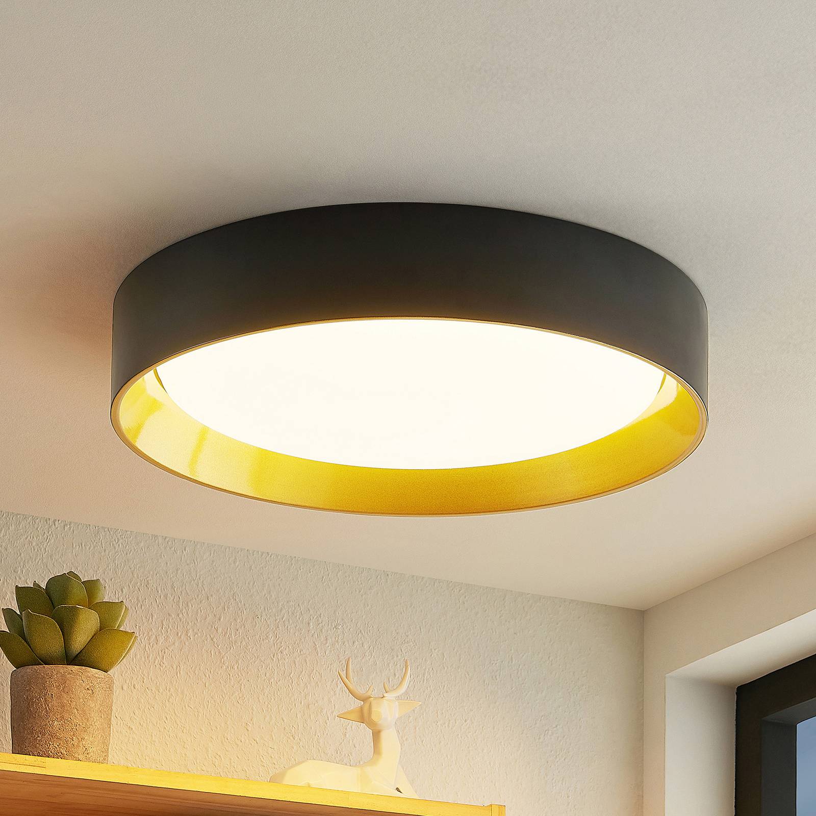 Lindby LED-Deckenleuchte Kambia, 55 cm, schwarz/gold, Metall Lindby LED-Deckenleuchte Kambia, 55 cm, schwarz/gold, Metall von LINDBY