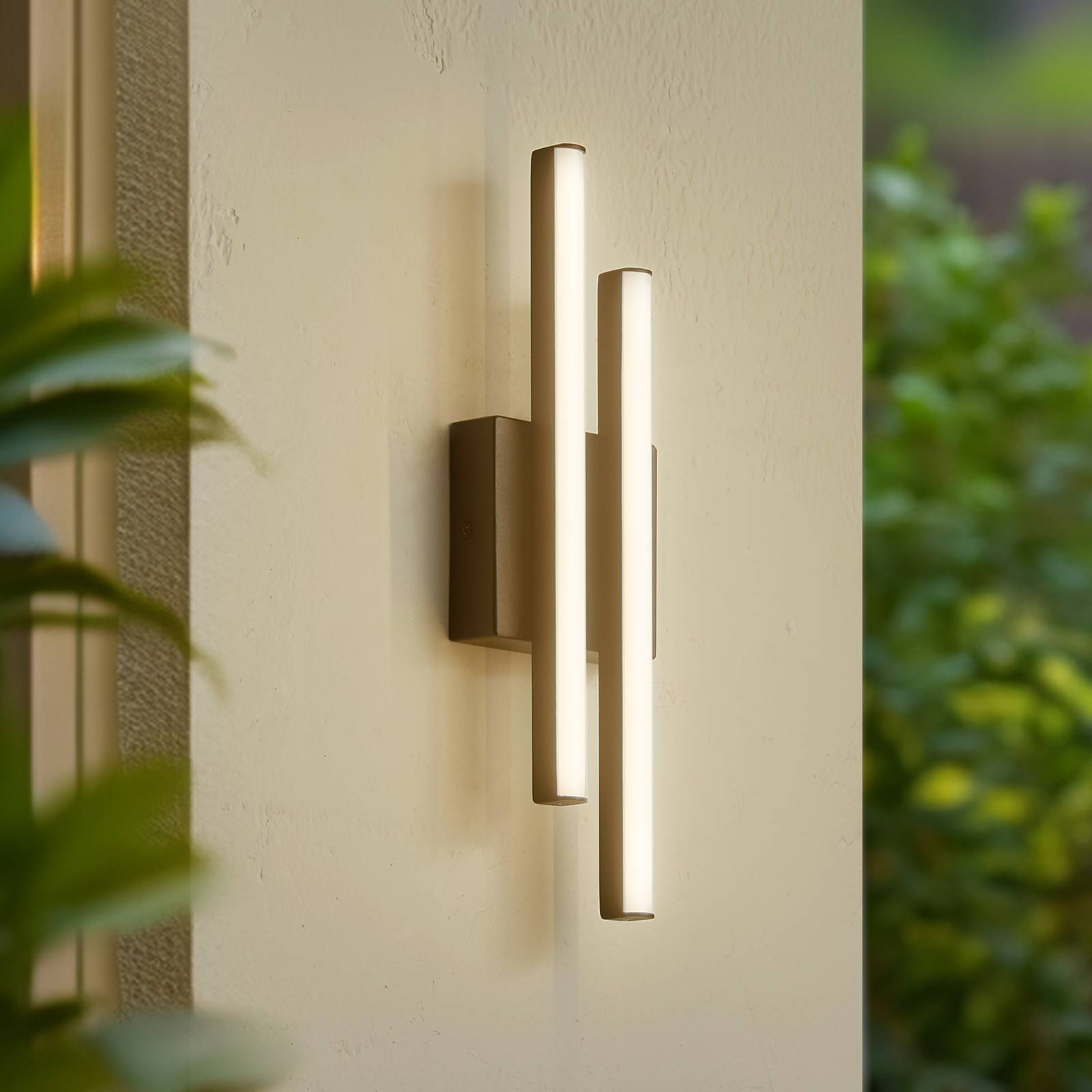 Lindby LED-Außenwandleuchte Abelia, schwarz, Alu, Edelstahl Lindby LED-Außenwandleuchte Abelia, schwarz, Alu, Edelstahl von LINDBY