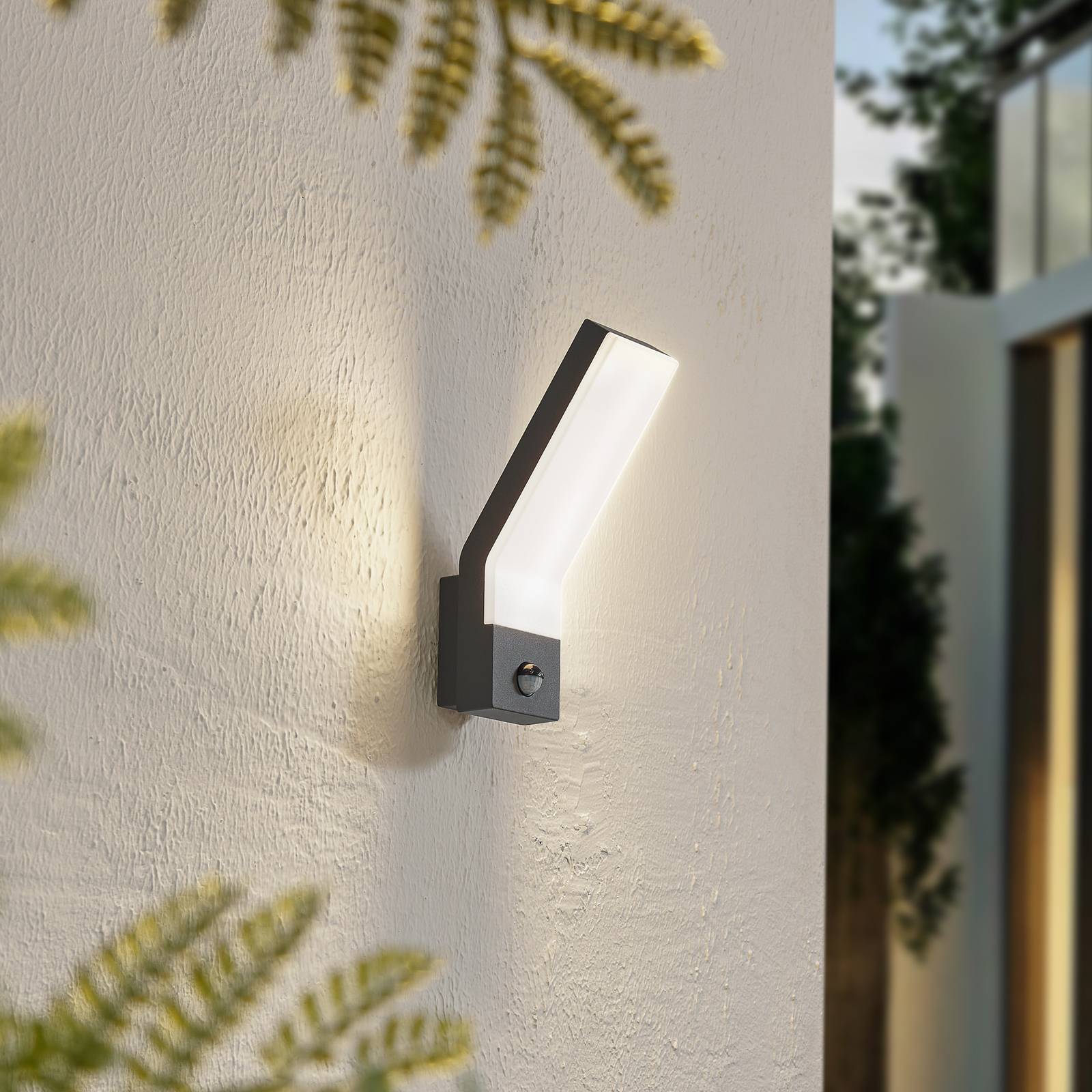Lindby LED-Außenwandleuchte Korvik, 26 cm, anthrazit, Sensor Lindby LED-Außenwandleuchte Korvik, 26 cm, anthrazit, Sensor von LINDBY