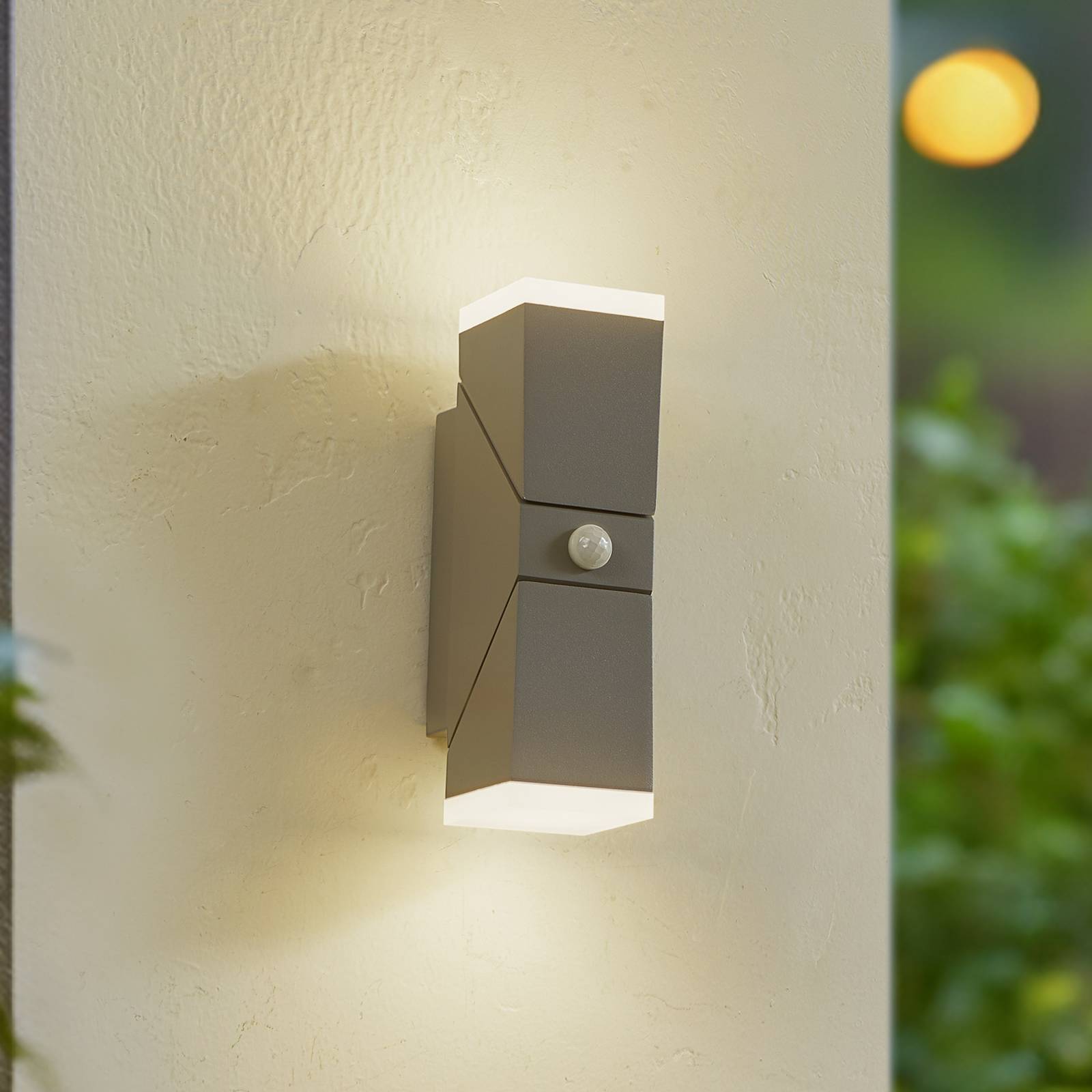 Lindby LED-Wandleuchte Sally, 22 cm, grau, IP54, Sensor Lindby LED-Wandleuchte Sally, 22 cm, grau, IP54, Sensor von LINDBY