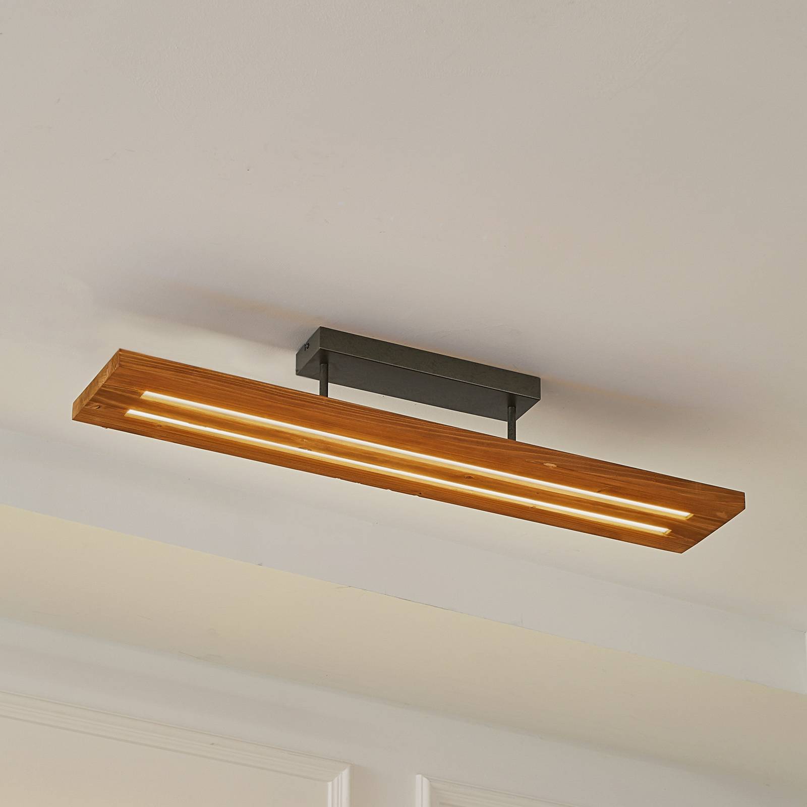 Lindby LED-Deckenlampe Nesaja, schwarz, Holz, 98cm, dimmbar Lindby LED-Deckenlampe Nesaja, schwarz, Holz, 98cm, dimmbar von LINDBY