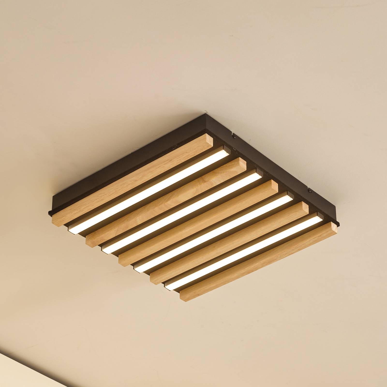 Lindby LED-Deckenleuchte Firka, weiß, Holz, 42cm, CCT, dim. Lindby LED-Deckenleuchte Firka, weiß, Holz, 42cm, CCT, dim. von LINDBY