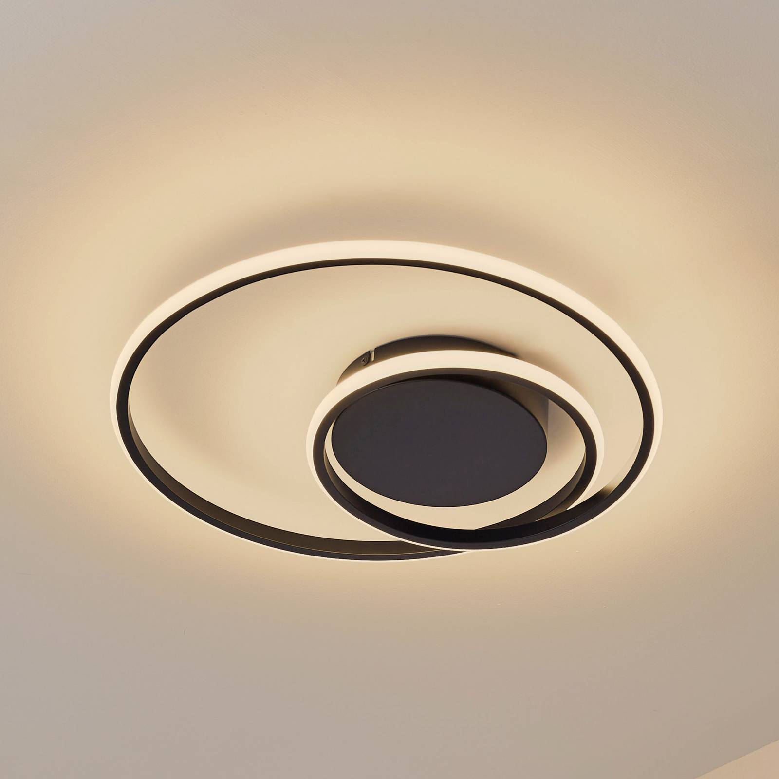 Lindby LED-Deckenleuchte Kyron, schwarz, Alu, dimmbar, Ø45cm Lindby LED-Deckenleuchte Kyron, schwarz, Alu, dimmbar, Ø45cm von LINDBY