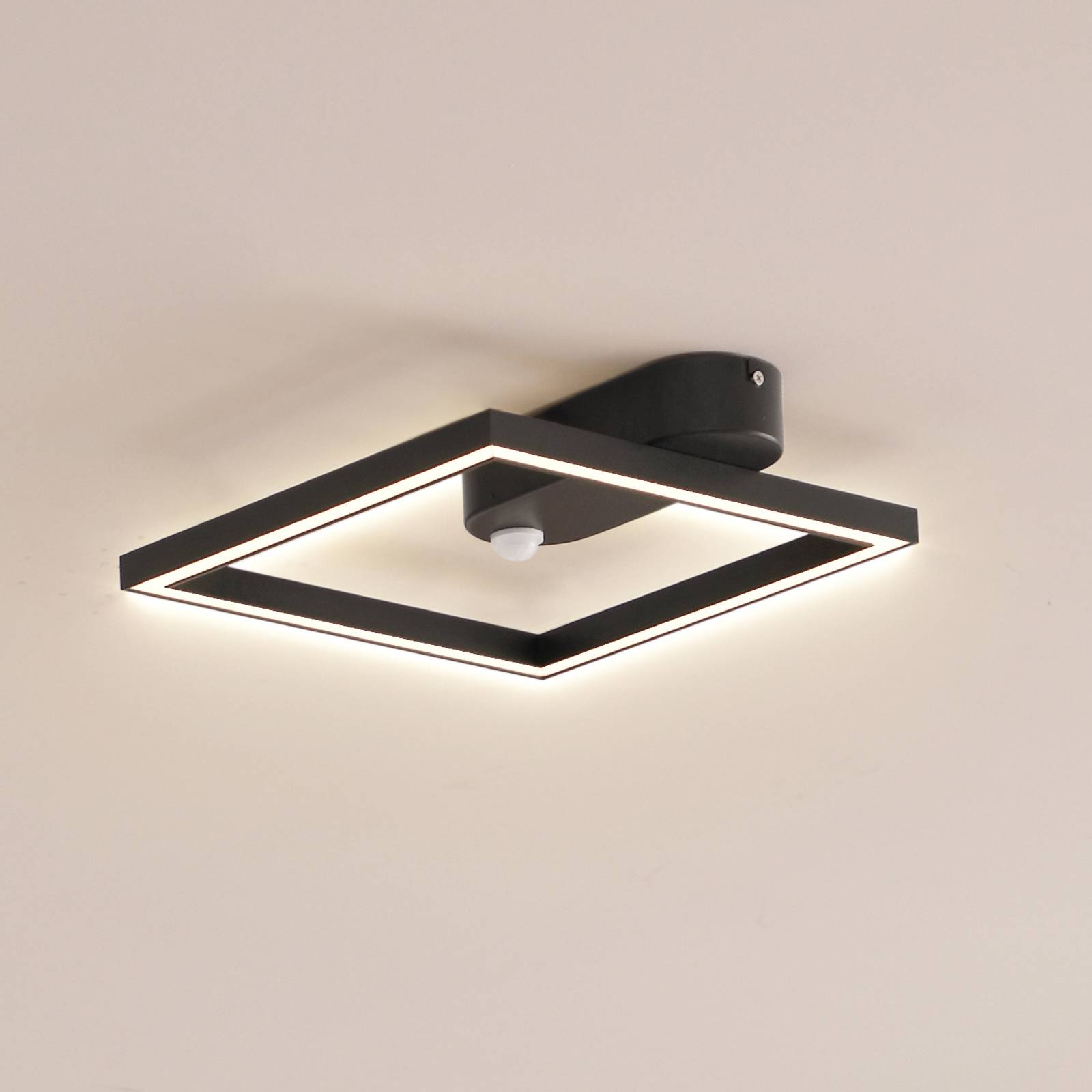 Lindby LED-Deckenleuchte Yulla, 34 cm, schwarz, Sensor Lindby LED-Deckenleuchte Yulla, 34 cm, schwarz, Sensor von LINDBY