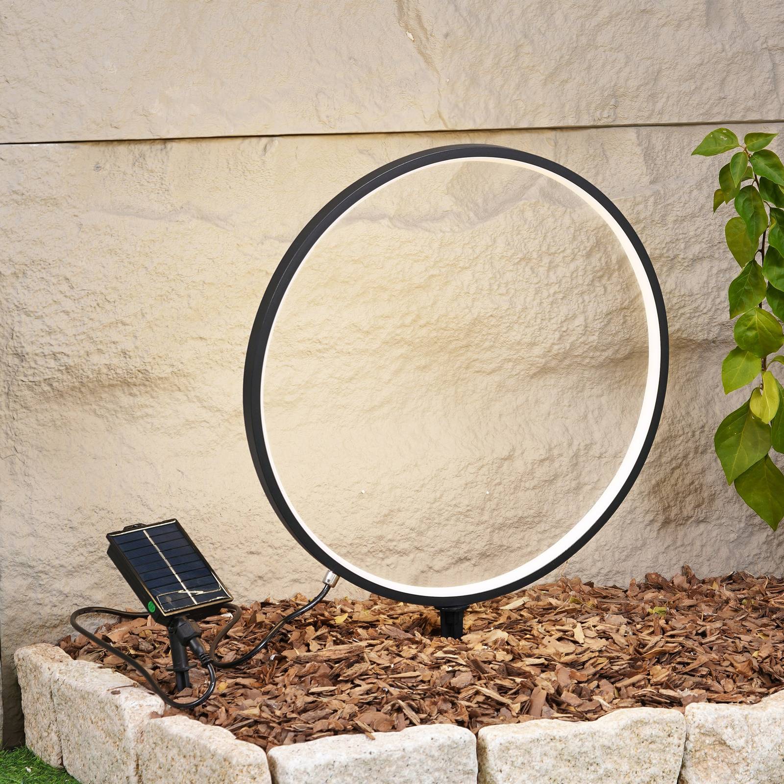 Lindby LED-Solar-Erdspießleuchte Syrene, 45 cm, schwarz, Alu Lindby LED-Solar-Erdspießleuchte Syrene, 45 cm, schwarz, Alu von LINDBY