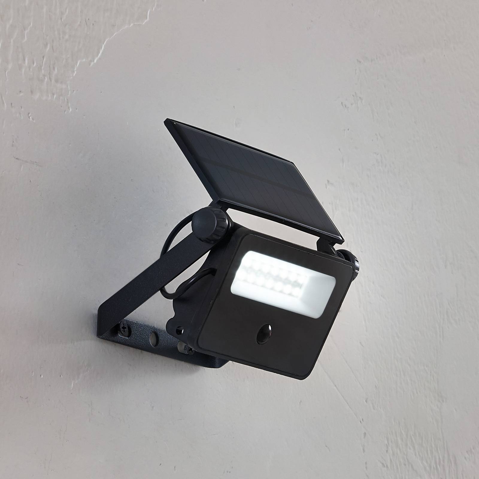 Lindby LED-Solar-Wandleuchte Rikard, schwarz, Edelstahl Lindby LED-Solar-Wandleuchte Rikard, schwarz, Edelstahl von LINDBY