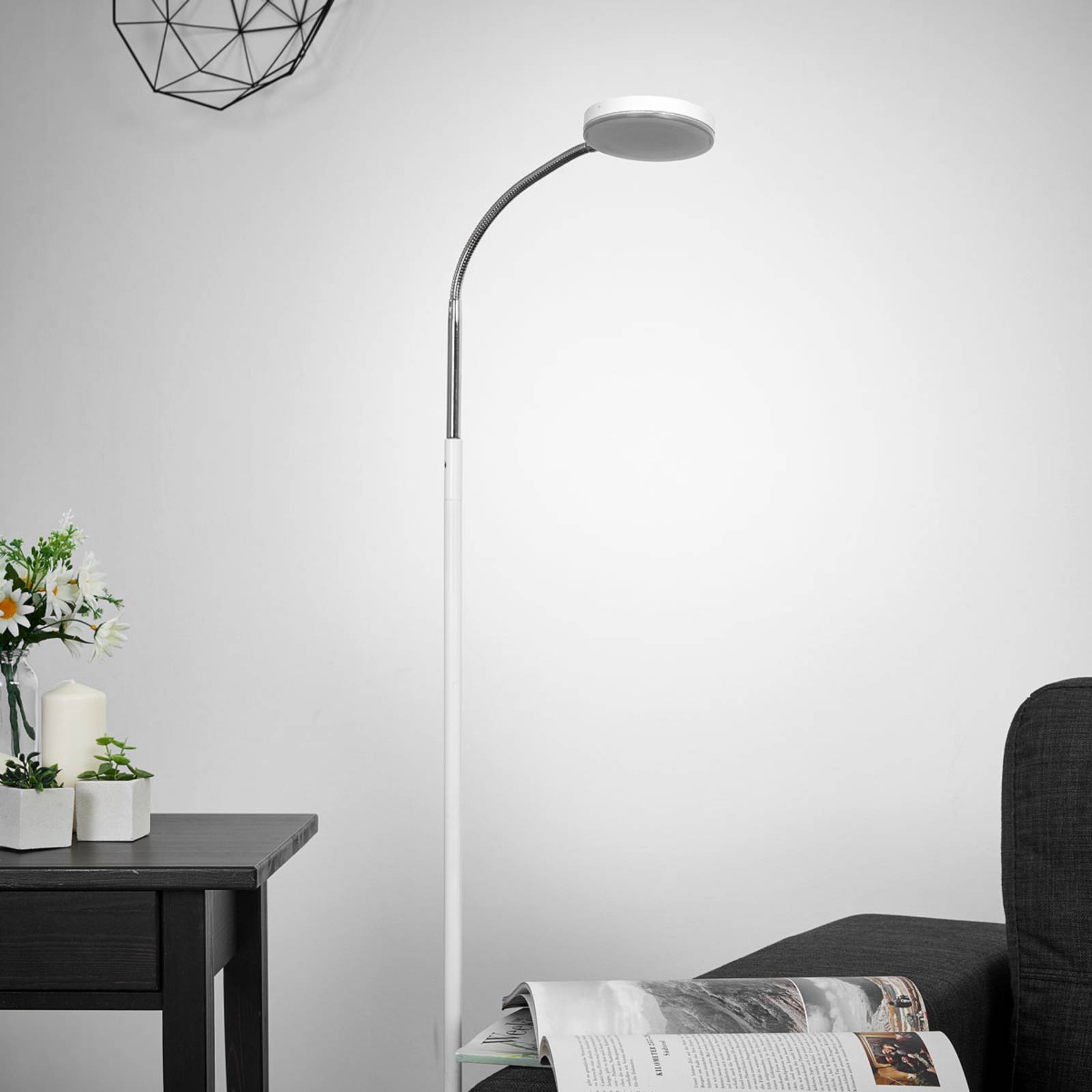 Lindby LED-Stehlampe Milow, weiß, 140 cm hoch, Fußschalter von LINDBY