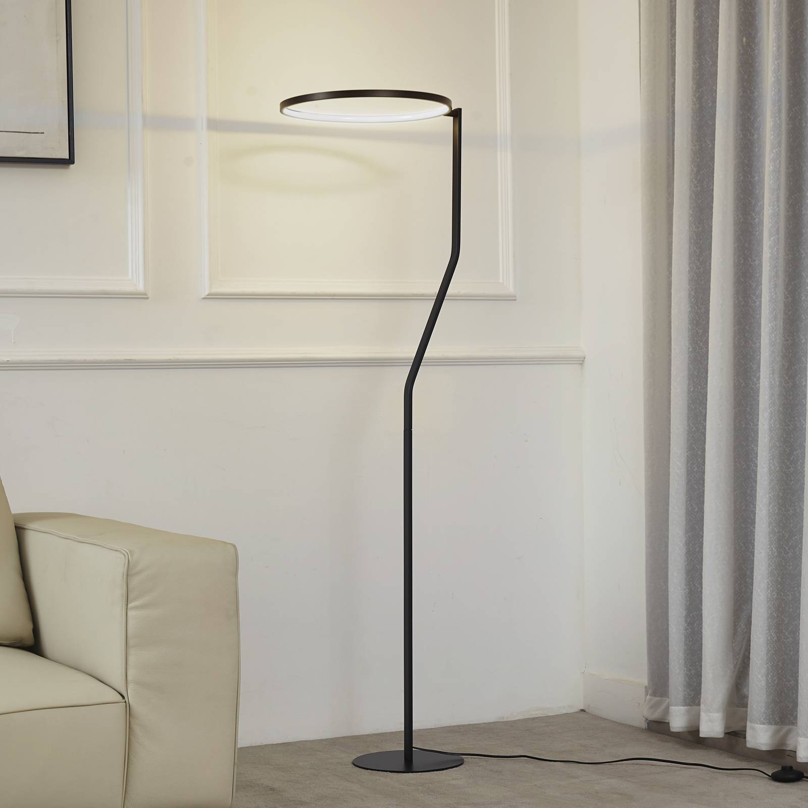Lindby LED-Stehleuchte Rayon, schwarz, Metall, Höhe 150,3 cm Lindby LED-Stehleuchte Rayon, schwarz, Metall, Höhe 150,3 cm von LINDBY