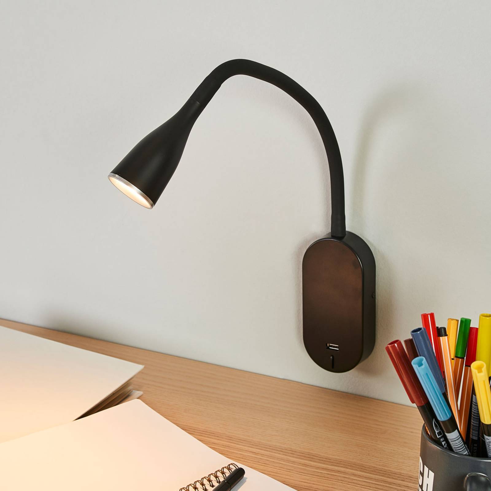 Lindby LED-Wandlampe Enna, schwarz, Schalter, USB-Anschluss von LINDBY