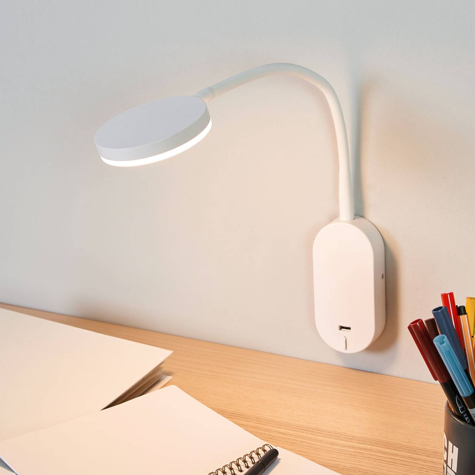 Lindby LED-Wandleuchte Milow, weiß, 39,5 cm, USB-Anschluss von LINDBY