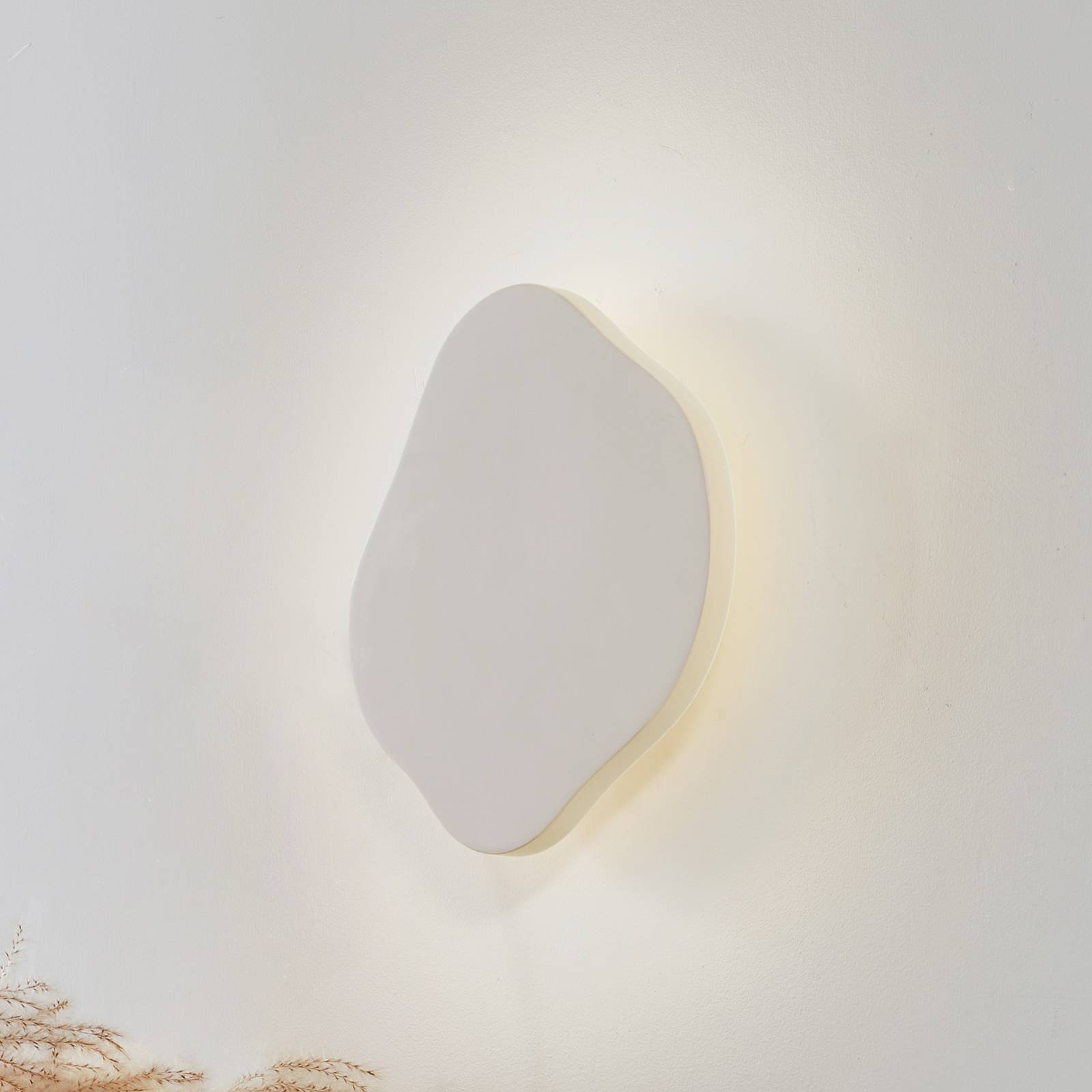 Lindby LED-Wandleuchte Nielson, beige, Gips, 30 cm hoch Lindby LED-Wandleuchte Nielson, beige, Gips, 30 cm hoch von LINDBY