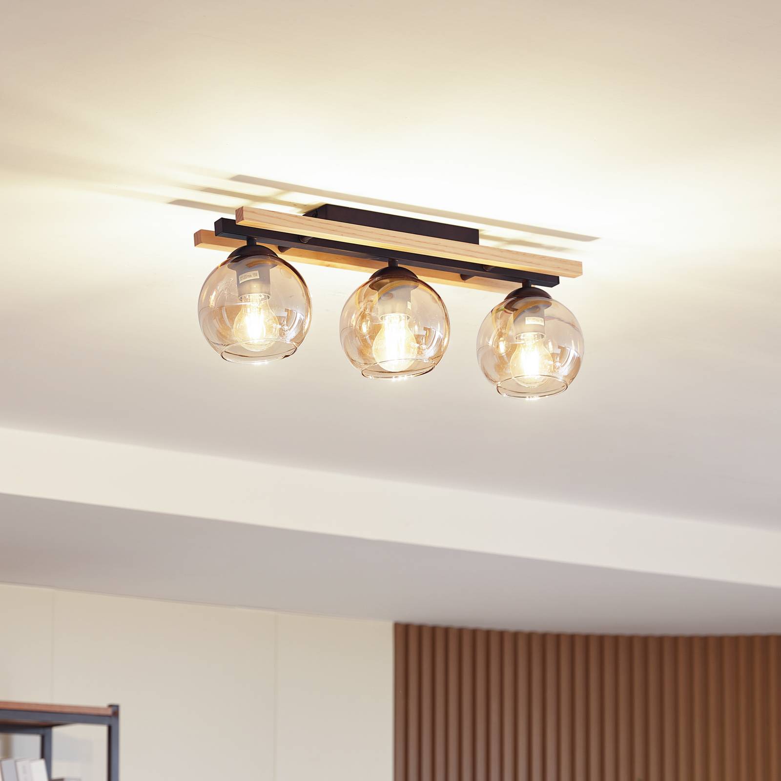 Lindby Deckenlampe Enrique, amber, 3-flg., Glas, Holz, E27 Lindby Deckenlampe Enrique, amber, 3-flg., Glas, Holz, E27 von LINDBY