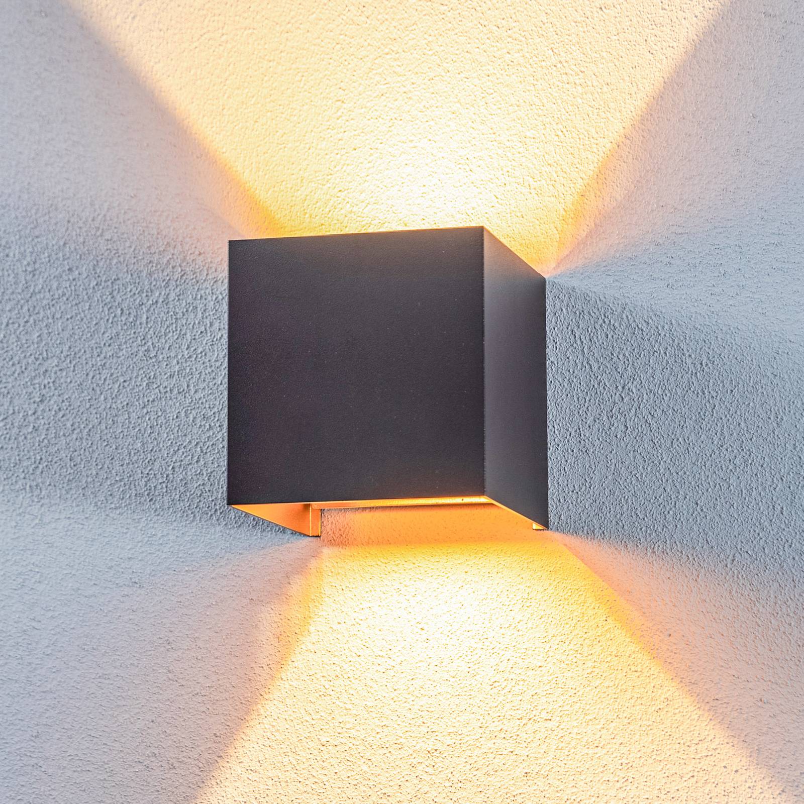 Lindby LED-Außenwandleuchte Nivar, eckig, schwarz/gold, IP54 Lindby LED-Außenwandleuchte Nivar, eckig, schwarz/gold, IP54 von LINDBY
