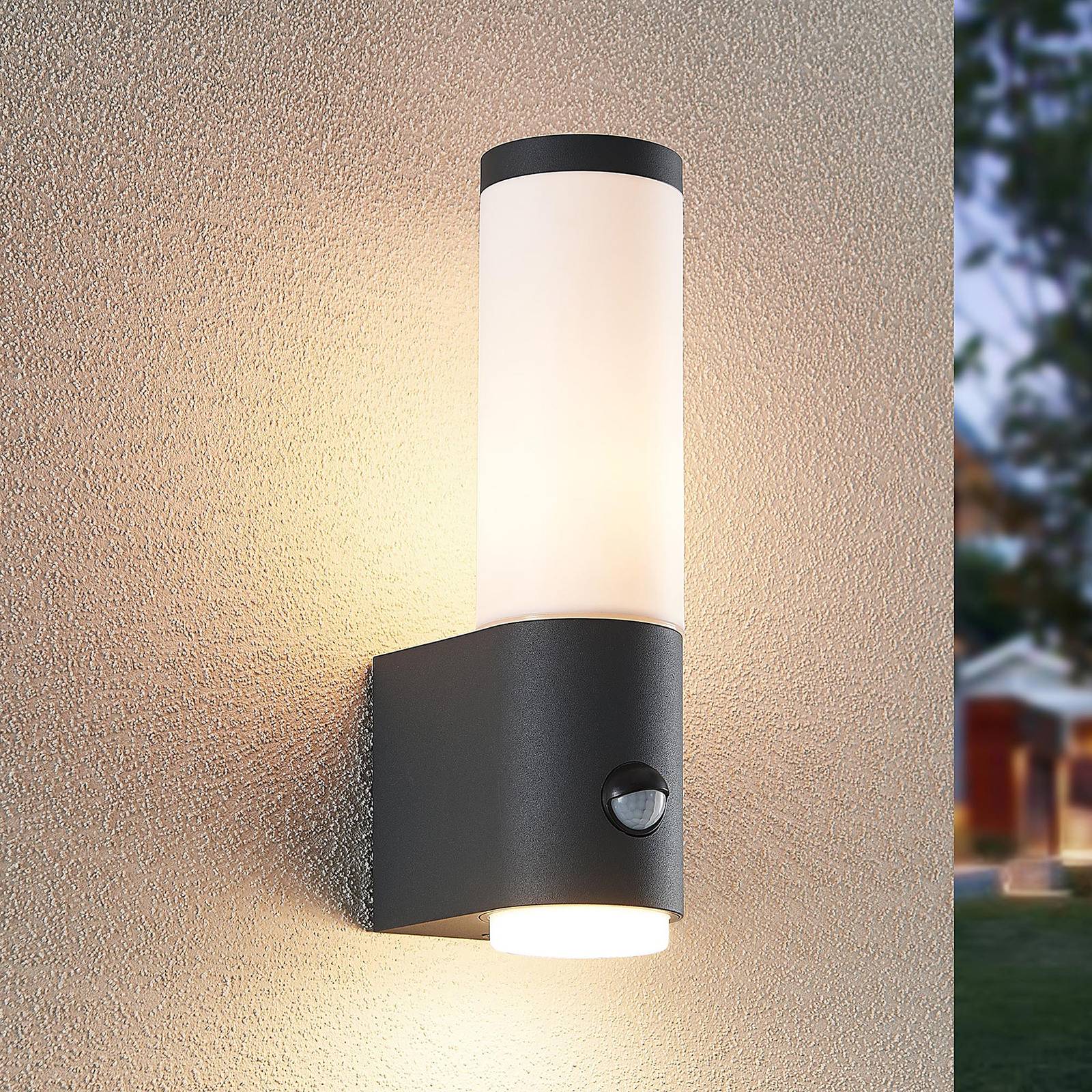 Lindby Okari Außenwandleuchte mit Sensor, gerade Lindby Okari Außenwandleuchte mit Sensor, gerade von LINDBY