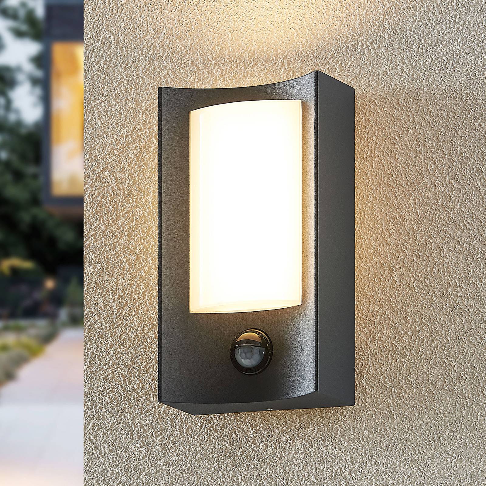 Lindby Olega LED-Außenwandleuchte mit Sensor Lindby Olega LED-Außenwandleuchte mit Sensor von LINDBY