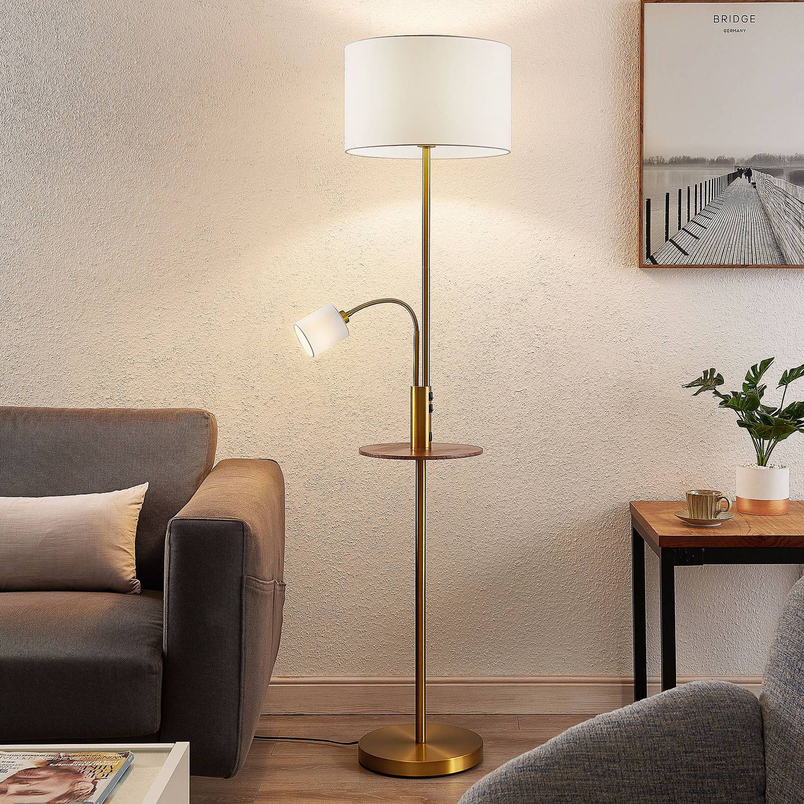 Lindby Stehlampe Aovan, bronzefarben, Ablage, USB-Anschluss Lindby Stehlampe Aovan, bronzefarben, Ablage, USB-Anschluss von LINDBY