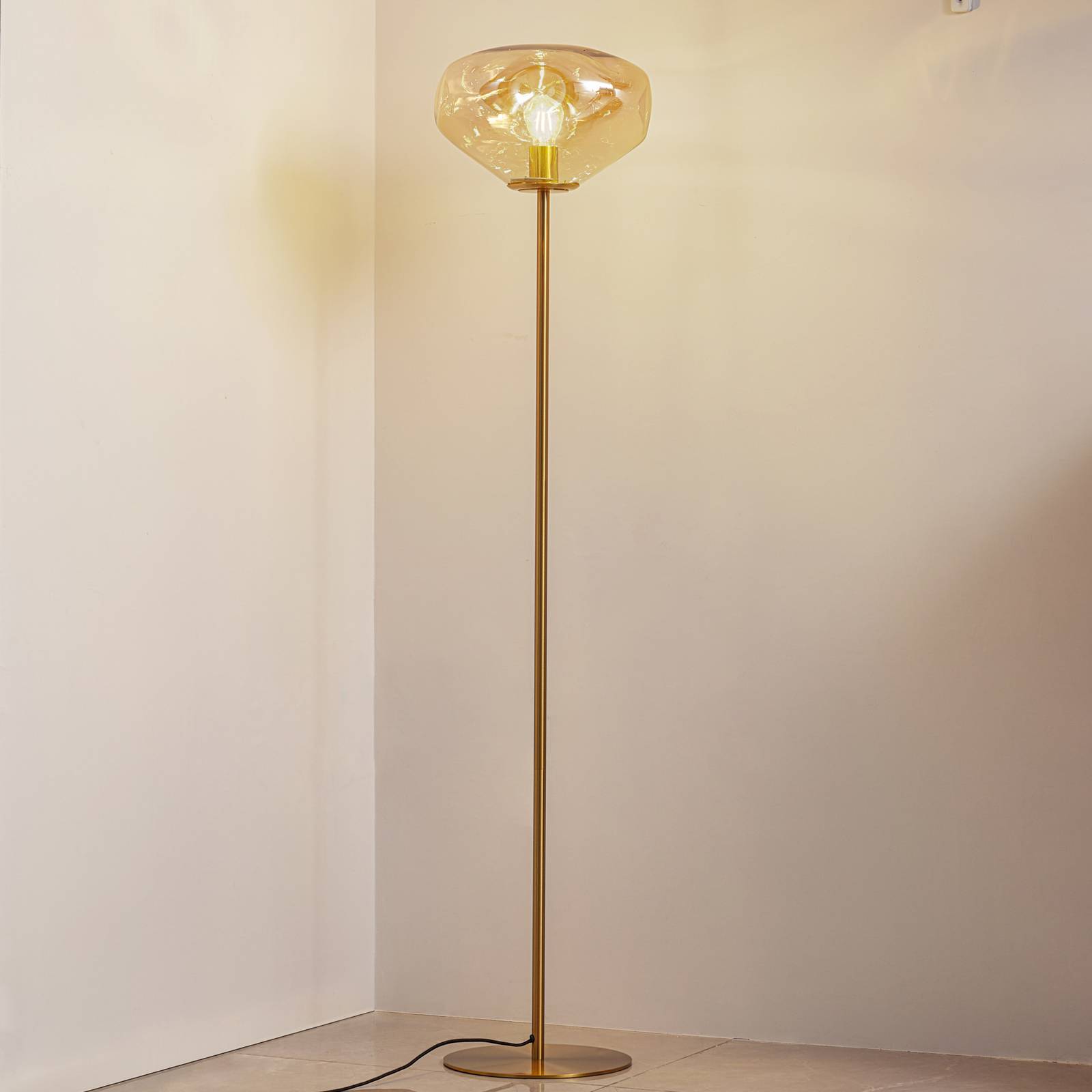 Lindby Stehleuchte Lelia, amber, Glas, Metall, 150 cm Lindby Stehleuchte Lelia, amber, Glas, Metall, 150 cm von LINDBY
