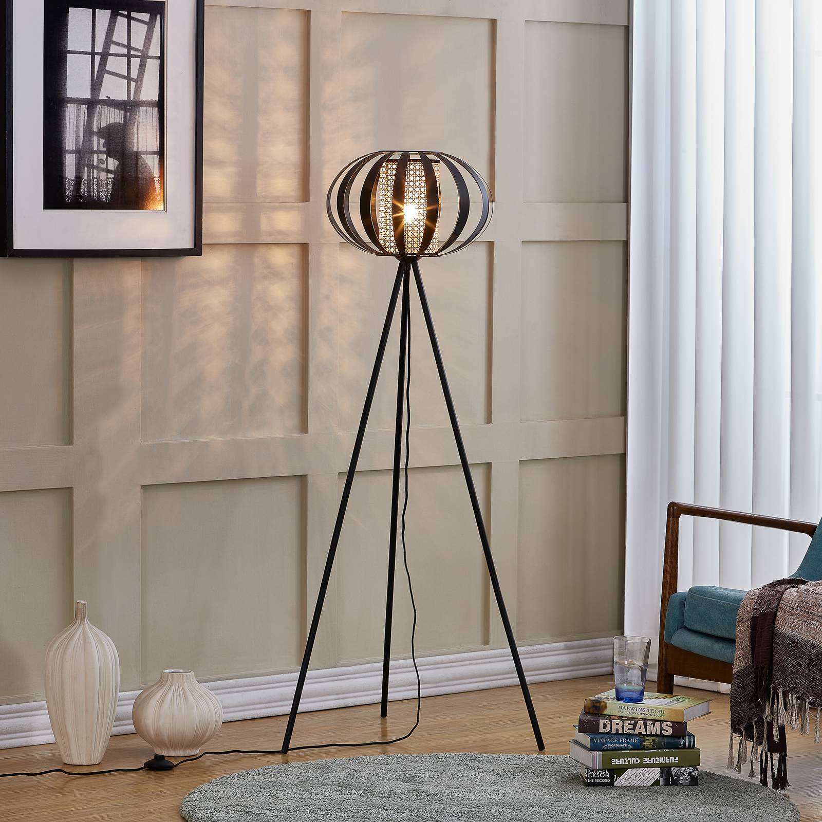 Lindby Stehlampe Tamira, schwarz, Rattan, 143 cm hoch, E27 Lindby Stehlampe Tamira, schwarz, Rattan, 143 cm hoch, E27 von LINDBY