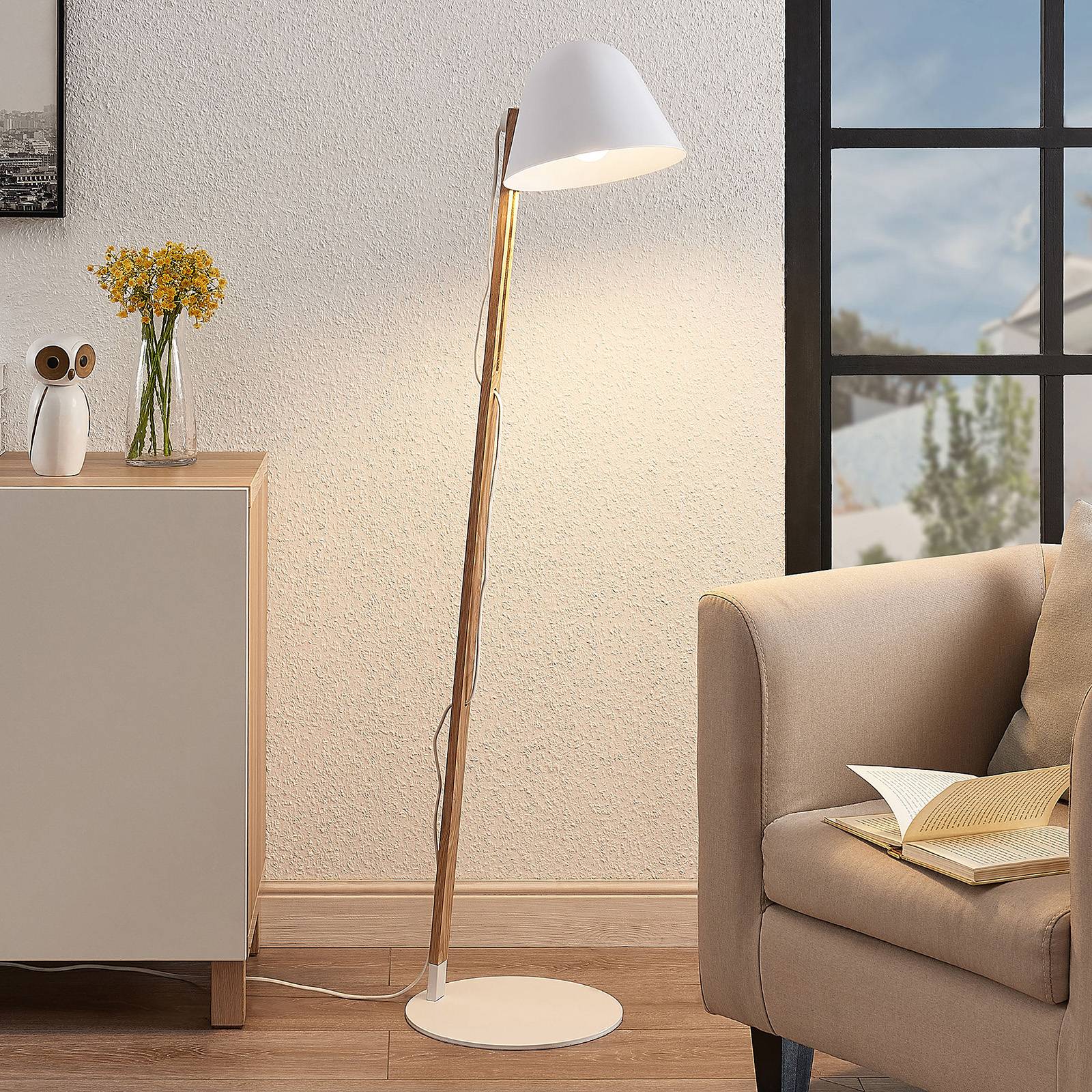 Lindby Tetja Stehlampe mit Holzstange, weiß Lindby Tetja Stehlampe mit Holzstange, weiß von LINDBY