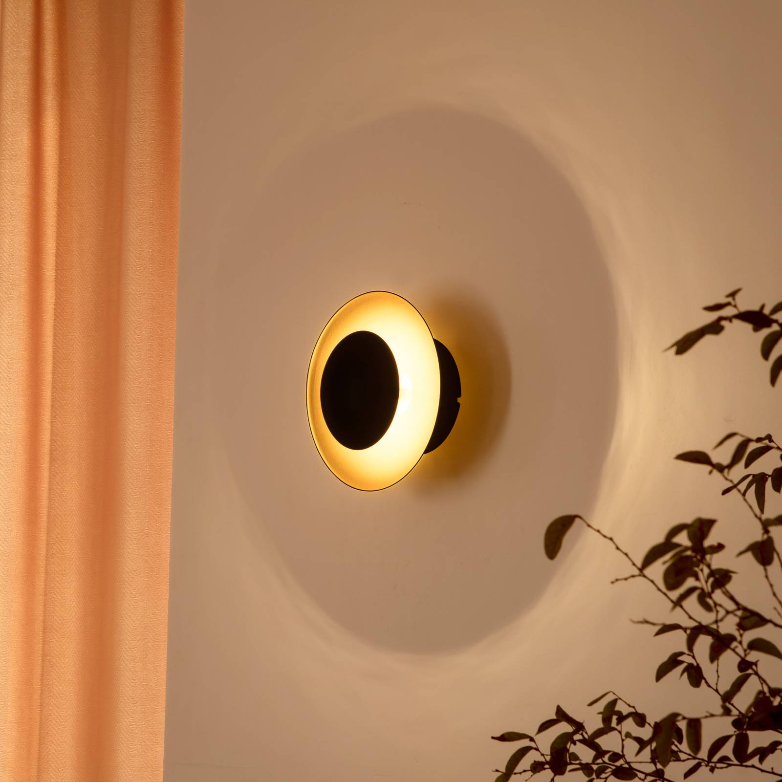 Lindby LED-Wandleuchte Tiama, Metall, schwarz/gold, Ø 20 cm Lindby LED-Wandleuchte Tiama, Metall, schwarz/gold, Ø 20 cm von LINDBY