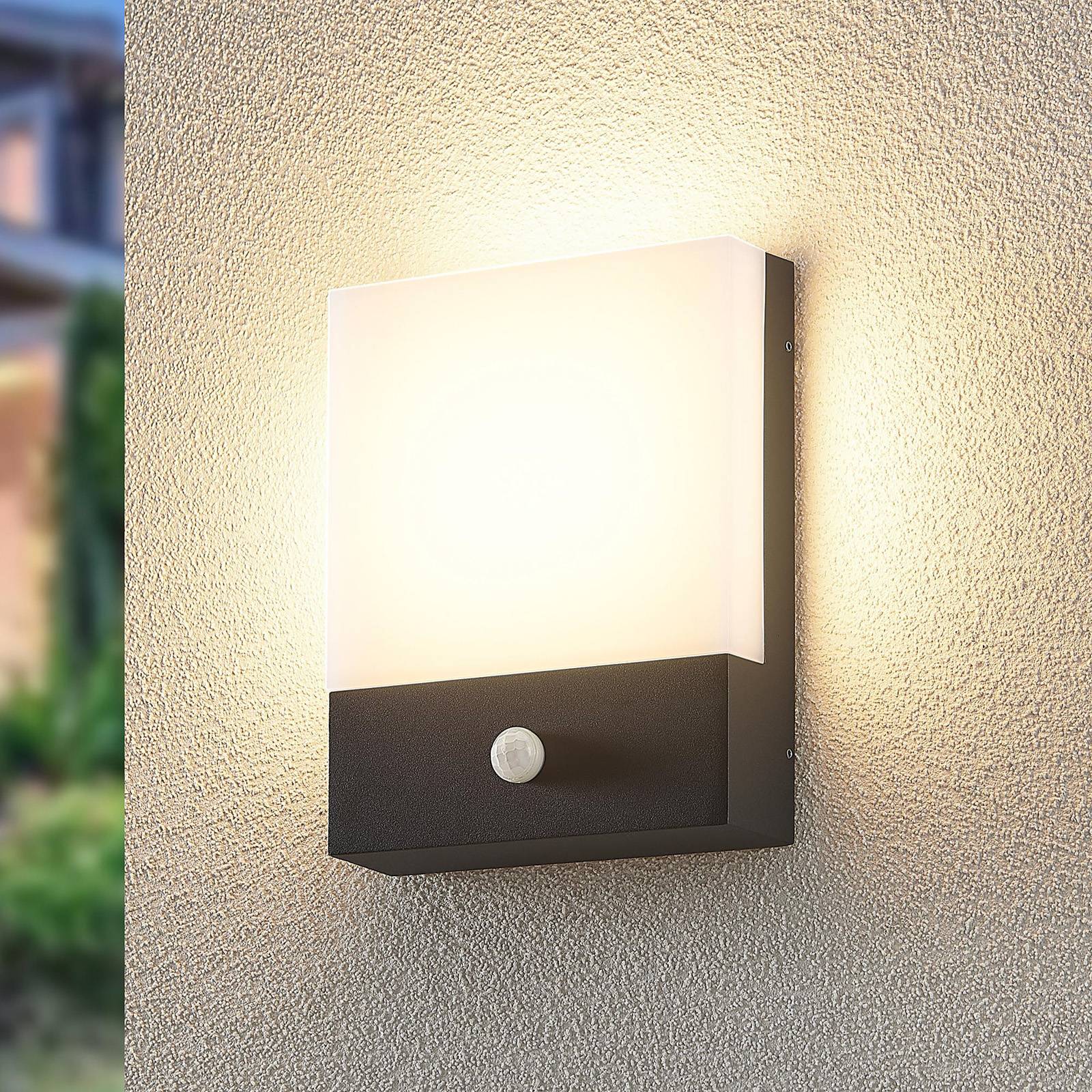 Lindby LED-Wandleuchte Vanira, anthrazit, Alu, Sensor, IP54 Lindby LED-Wandleuchte Vanira, anthrazit, Alu, Sensor, IP54 von LINDBY