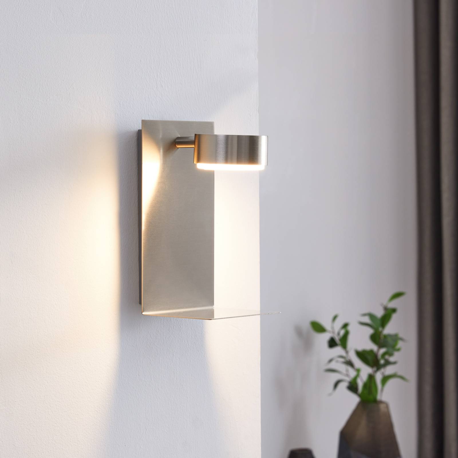 Lindby Wandlampe Kaylou, nickelfarben, USB, Ablage, Alu Lindby Wandlampe Kaylou, nickelfarben, USB, Ablage, Alu von LINDBY