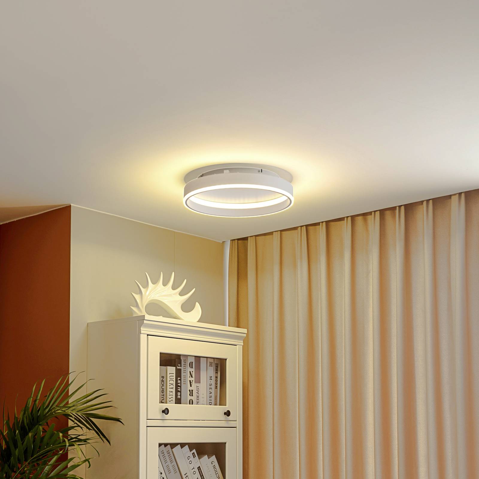 Lindby LED-Deckenleuchte Yasmen, weiß, Metall, 3-step-dim Lindby LED-Deckenleuchte Yasmen, weiß, Metall, 3-step-dim von LINDBY