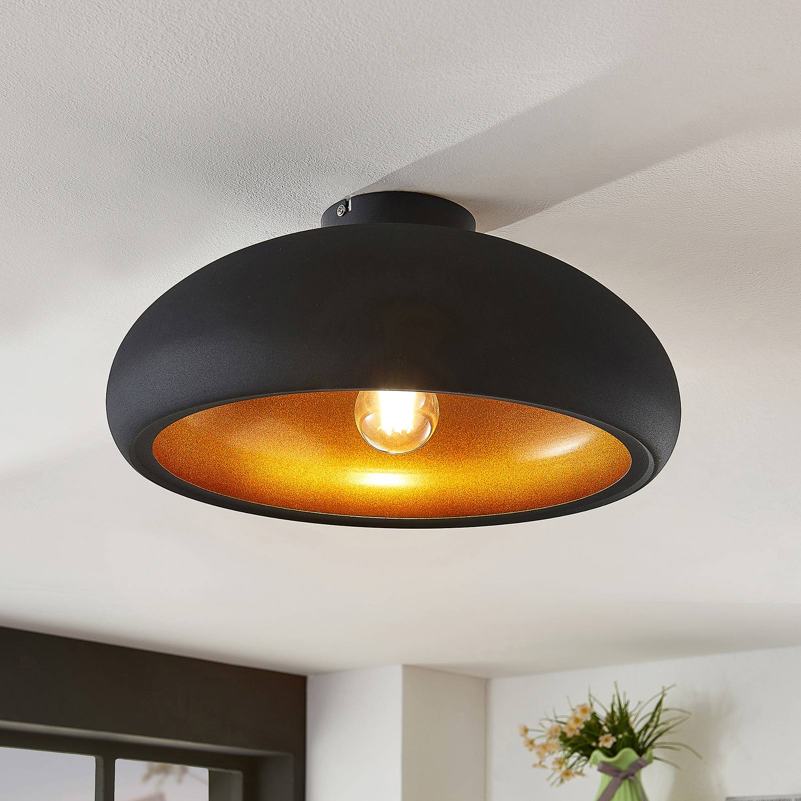 Metall-Deckenlampe Gerwina, schwarz-gold von LINDBY