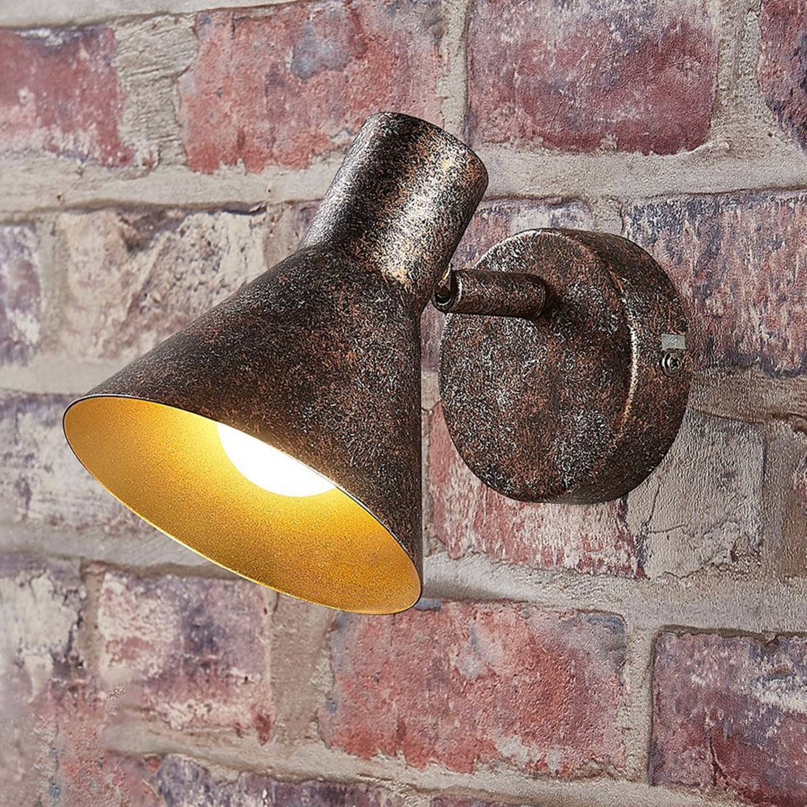 Rostfarbene Wandleuchte Zera, innen gold Rostfarbene Wandleuchte Zera, innen gold von LINDBY