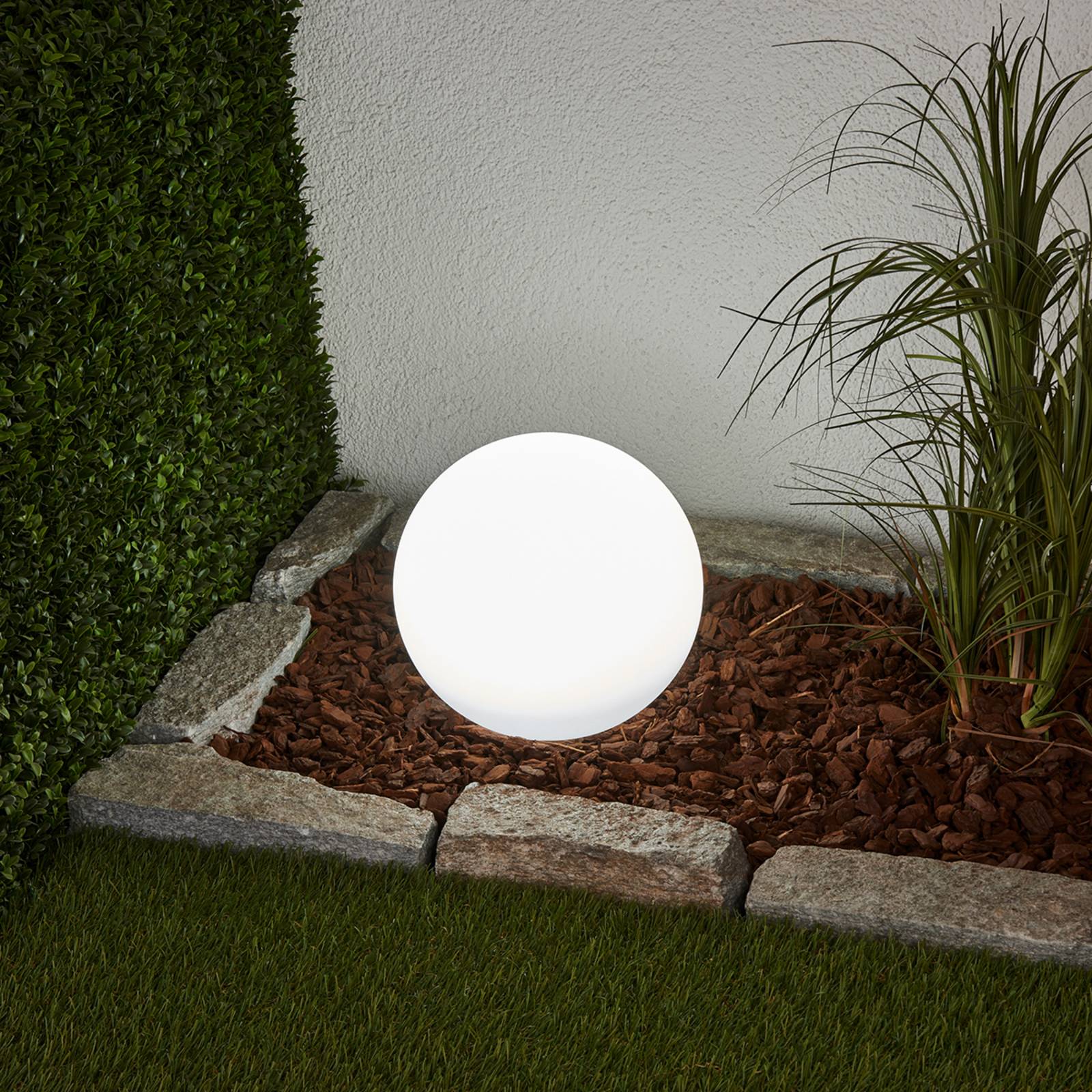 Lindby LED-Solarlampe Lago, Ø 25 cm, Kugel, Erdspieß, weiß Lindby LED-Solarlampe Lago, Ø 25 cm, Kugel, Erdspieß, weiß von LINDBY
