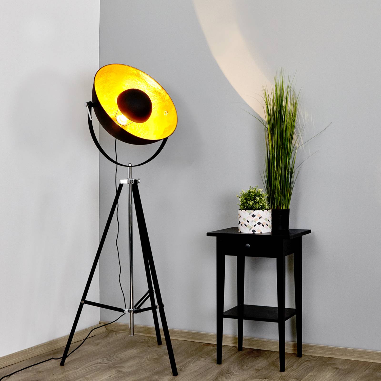 Stehlampe Mineva in Schwarz und Gold von LINDBY