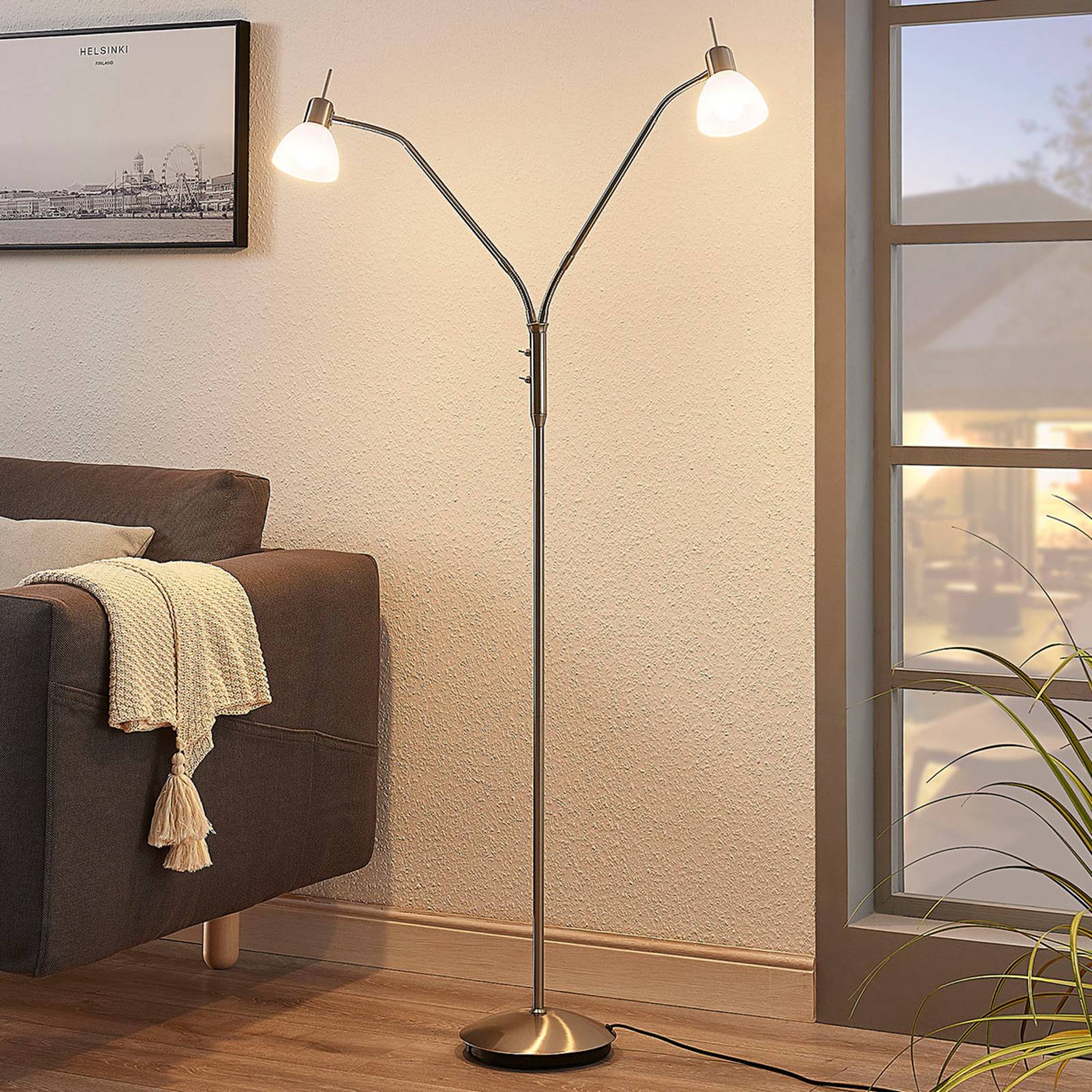 Lindby Stehlampe Gwendolin, 2-flg., 160cm, Glas, verstellbar Lindby Stehlampe Gwendolin, 2-flg., 160cm, Glas, verstellbar von LINDBY