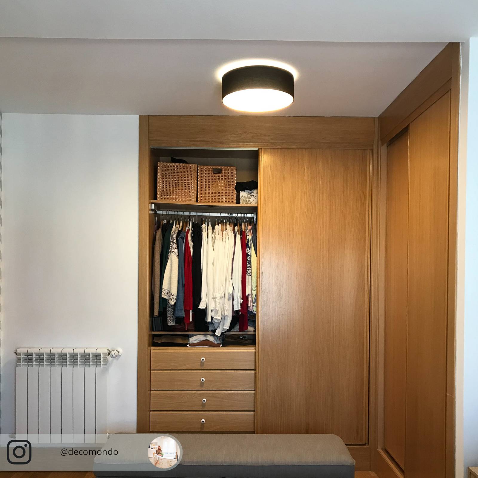 Stoff-Deckenlampe Coleen in Schwarz, innen gold Stoff-Deckenlampe Coleen in Schwarz, innen gold von LINDBY