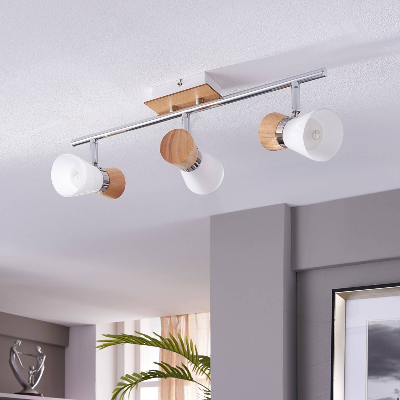 Vivica - 3-flammige Deckenlampe mit Holzelementen Vivica - 3-flammige Deckenlampe mit Holzelementen von LINDBY