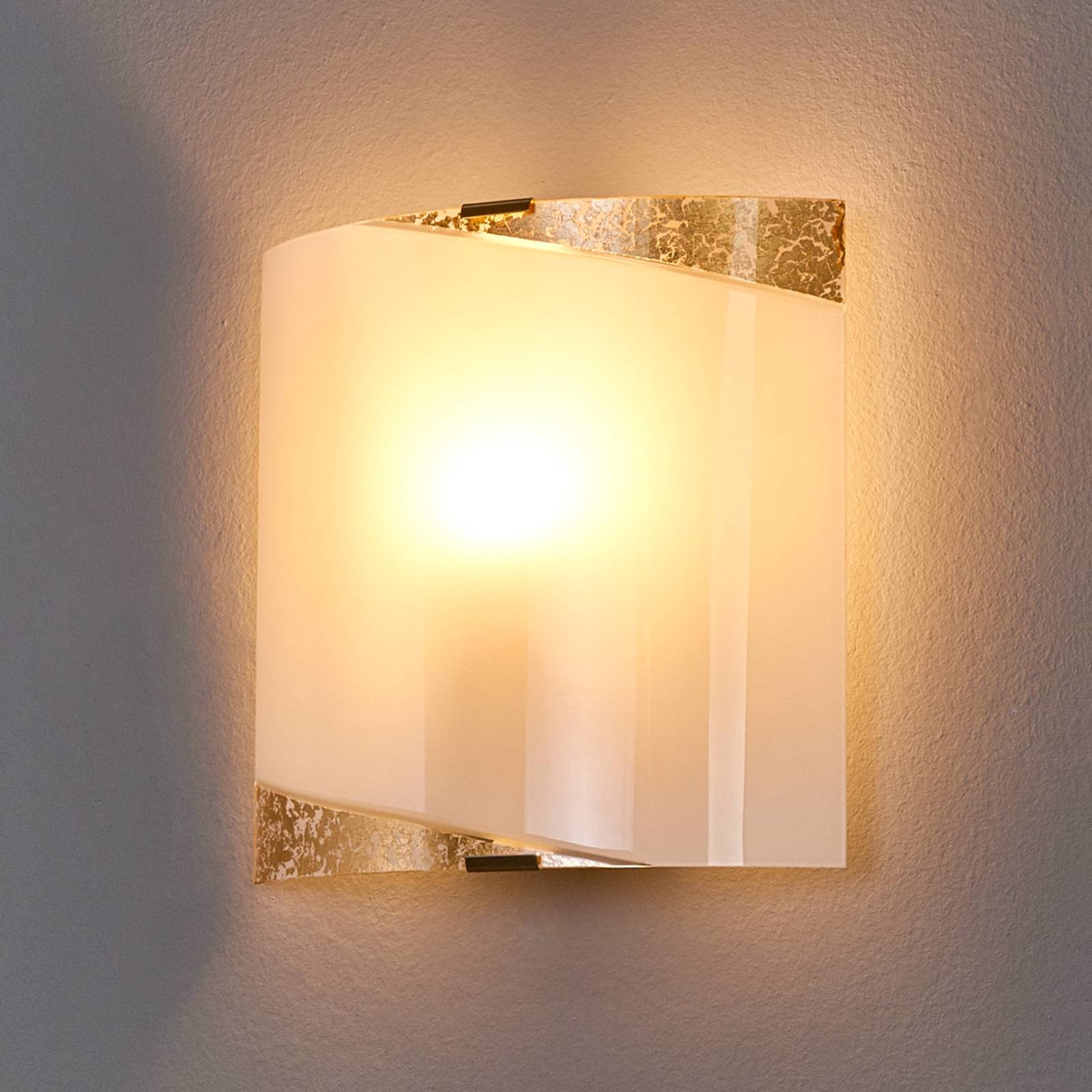 Wandleuchte Beatrice mit goldenen Applikationen Wandleuchte Beatrice mit goldenen Applikationen von LINDBY