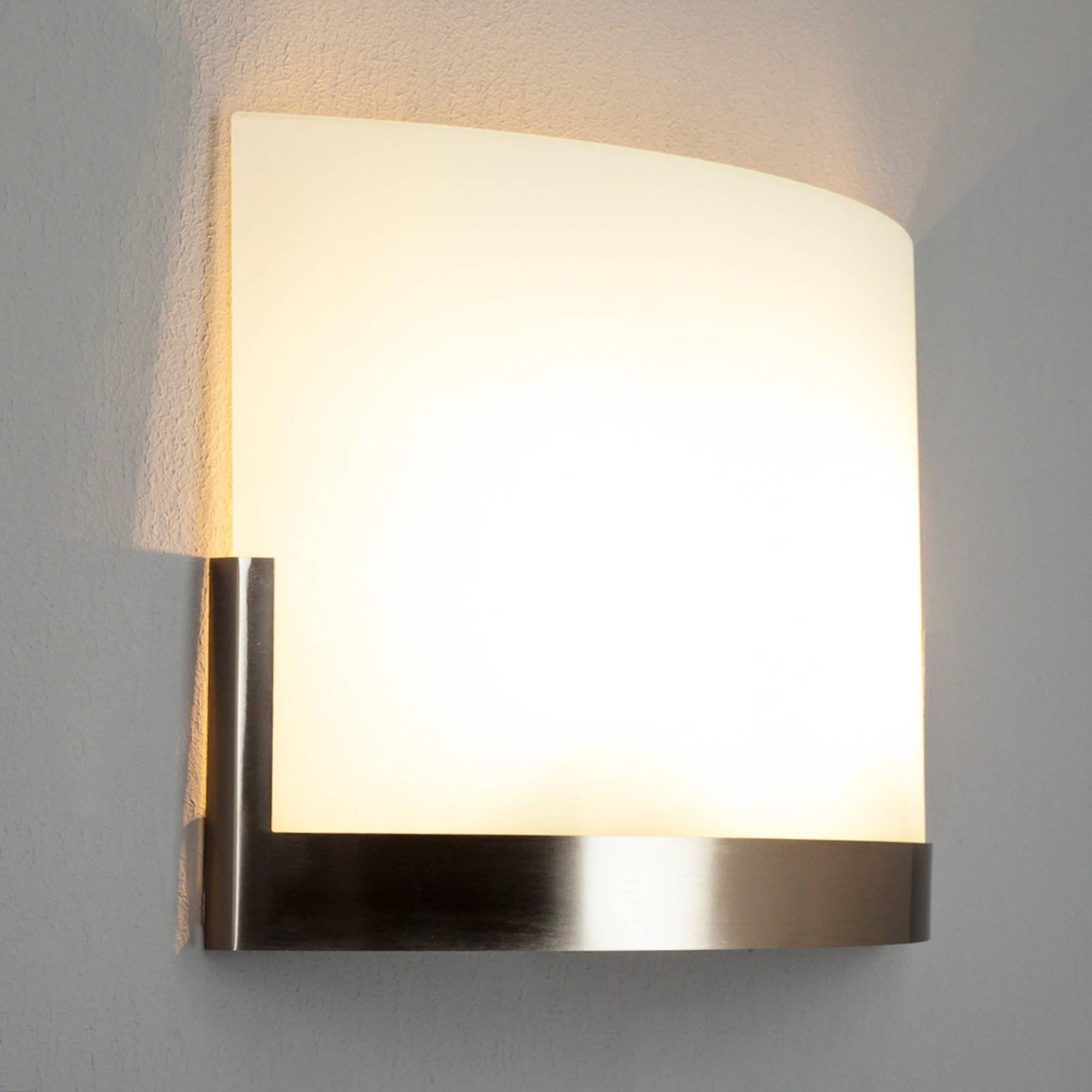Lindby Wandleuchte Karla, 35 cm, weiß/nickel, Glas, E27 Lindby Wandleuchte Karla, 35 cm, weiß/nickel, Glas, E27 von LINDBY