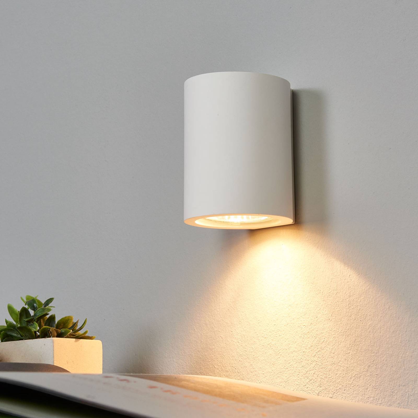 Weiße GU10-Wandlampe Miroslaw aus Gips Weiße GU10-Wandlampe Miroslaw aus Gips von LINDBY