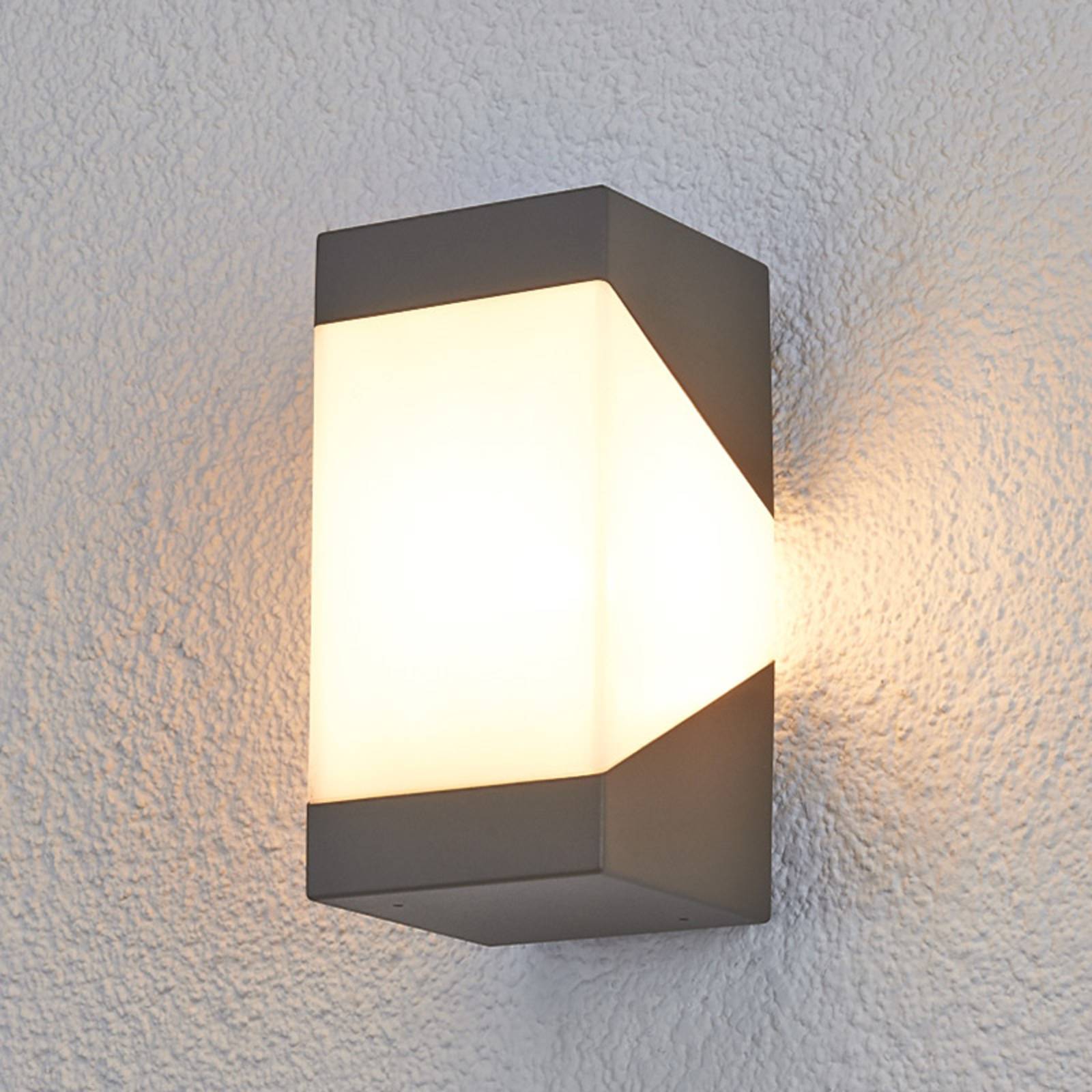 Lucande Außenwandleuchte Kiran, grau, Metall, IP44, E27 Lucande Außenwandleuchte Kiran, grau, Metall, IP44, E27 von LUCANDE