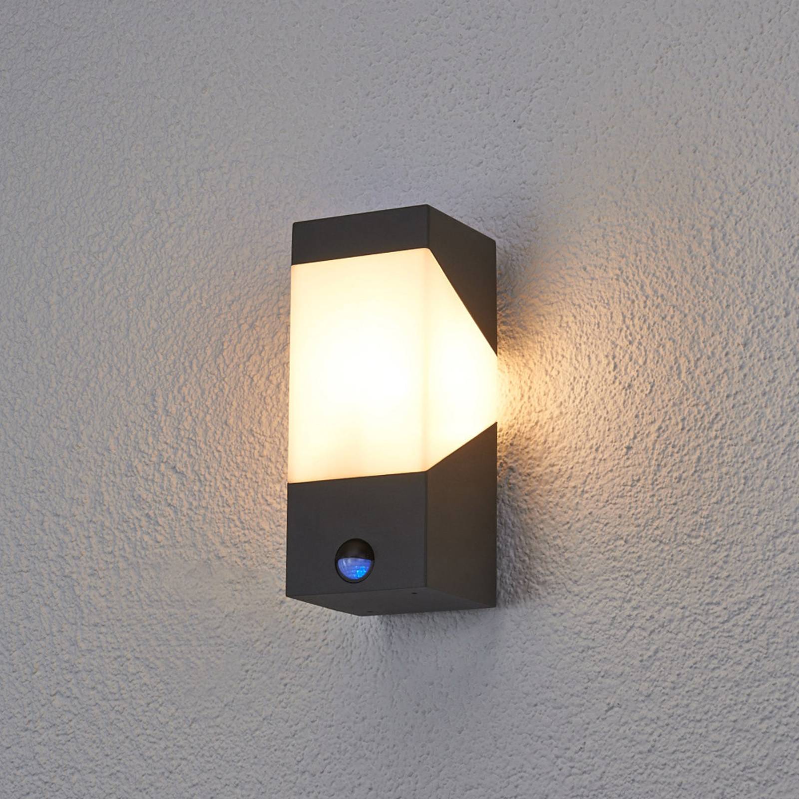 Lucande Außenwandleuchte Kiran, Sensor, rau, IP44, E27 Lucande Außenwandleuchte Kiran, Sensor, rau, IP44, E27 von LUCANDE