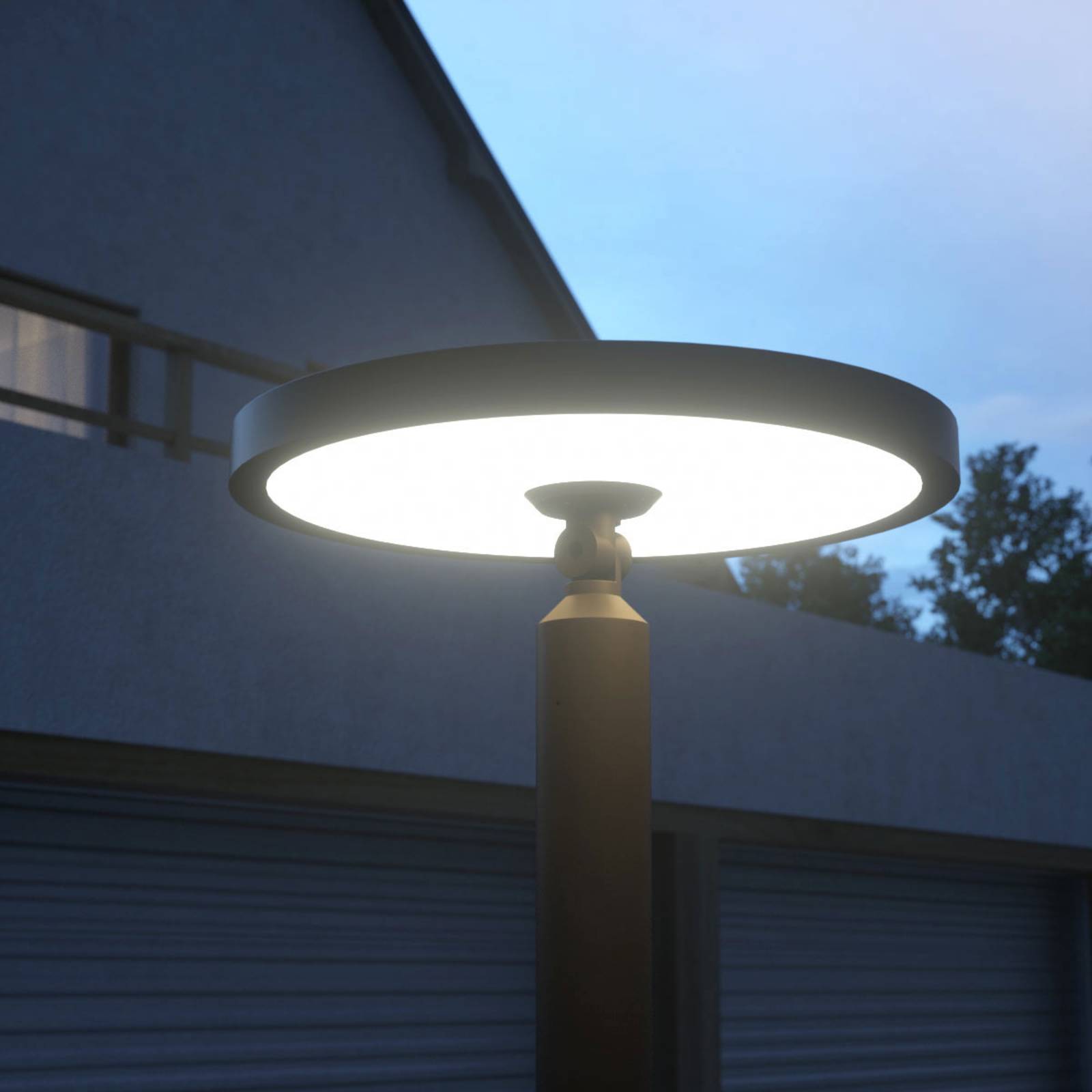 Lucande LED-Außenleuchte Akito, anthrazit, 220 cm, IP54 Lucande LED-Außenleuchte Akito, anthrazit, 220 cm, IP54 von LUCANDE