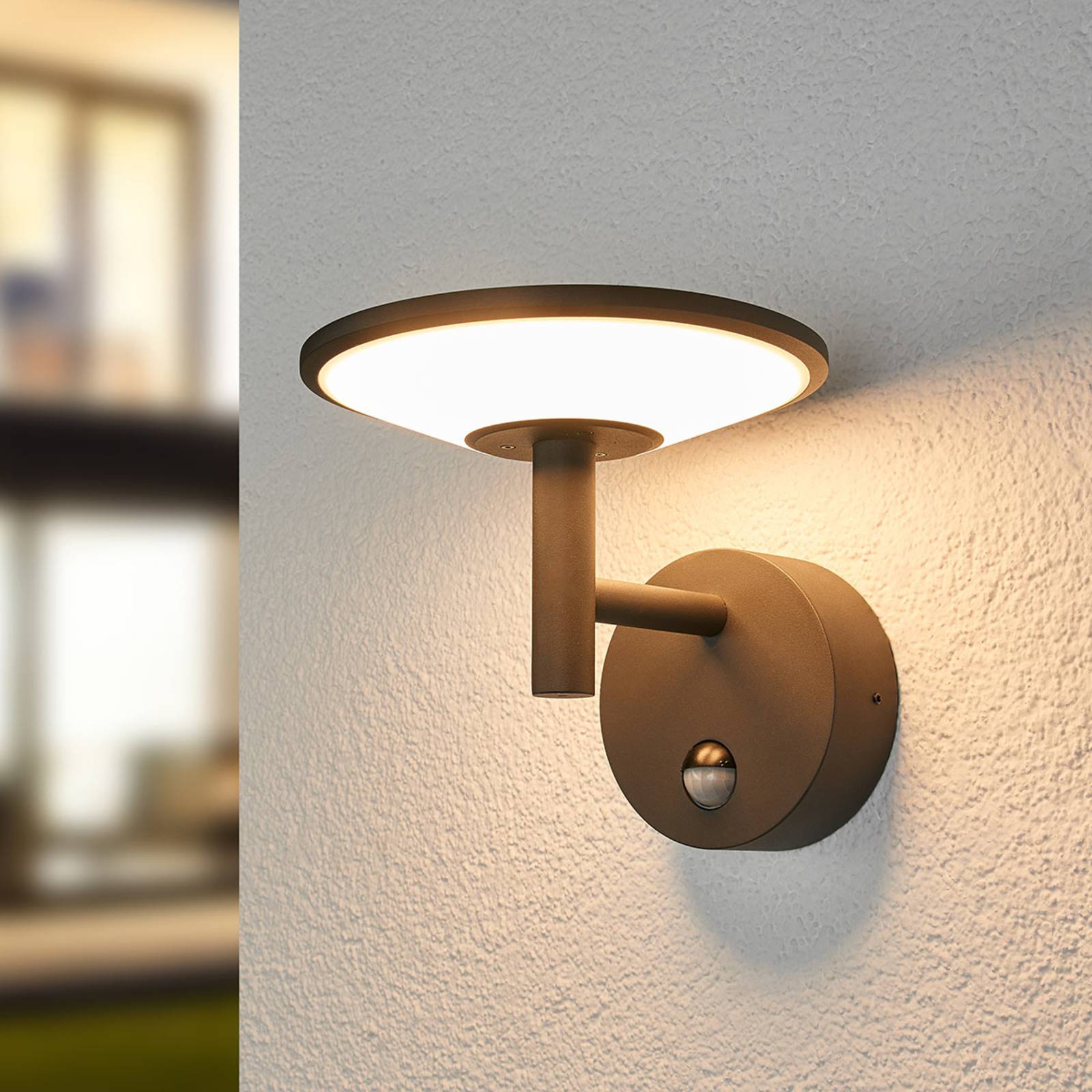 Lucande LED-Außenwandleuchte Fenia, Sensor, IP54, anthrazit Lucande LED-Außenwandleuchte Fenia, Sensor, IP54, anthrazit von LUCANDE