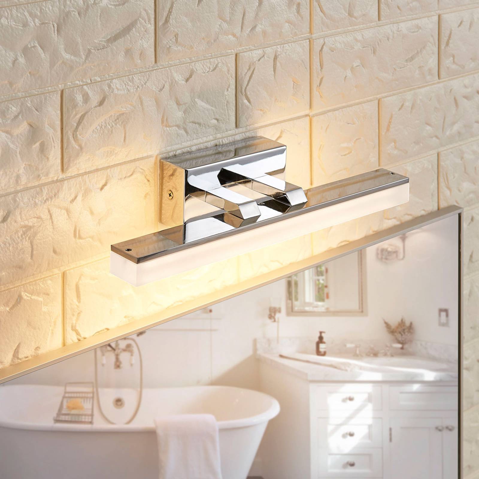 Lucande LED-Bad-Wandleuchte Julie, 32cm, chrom, Metall, IP44 Lucande LED-Bad-Wandleuchte Julie, 32cm, chrom, Metall, IP44 von LUCANDE