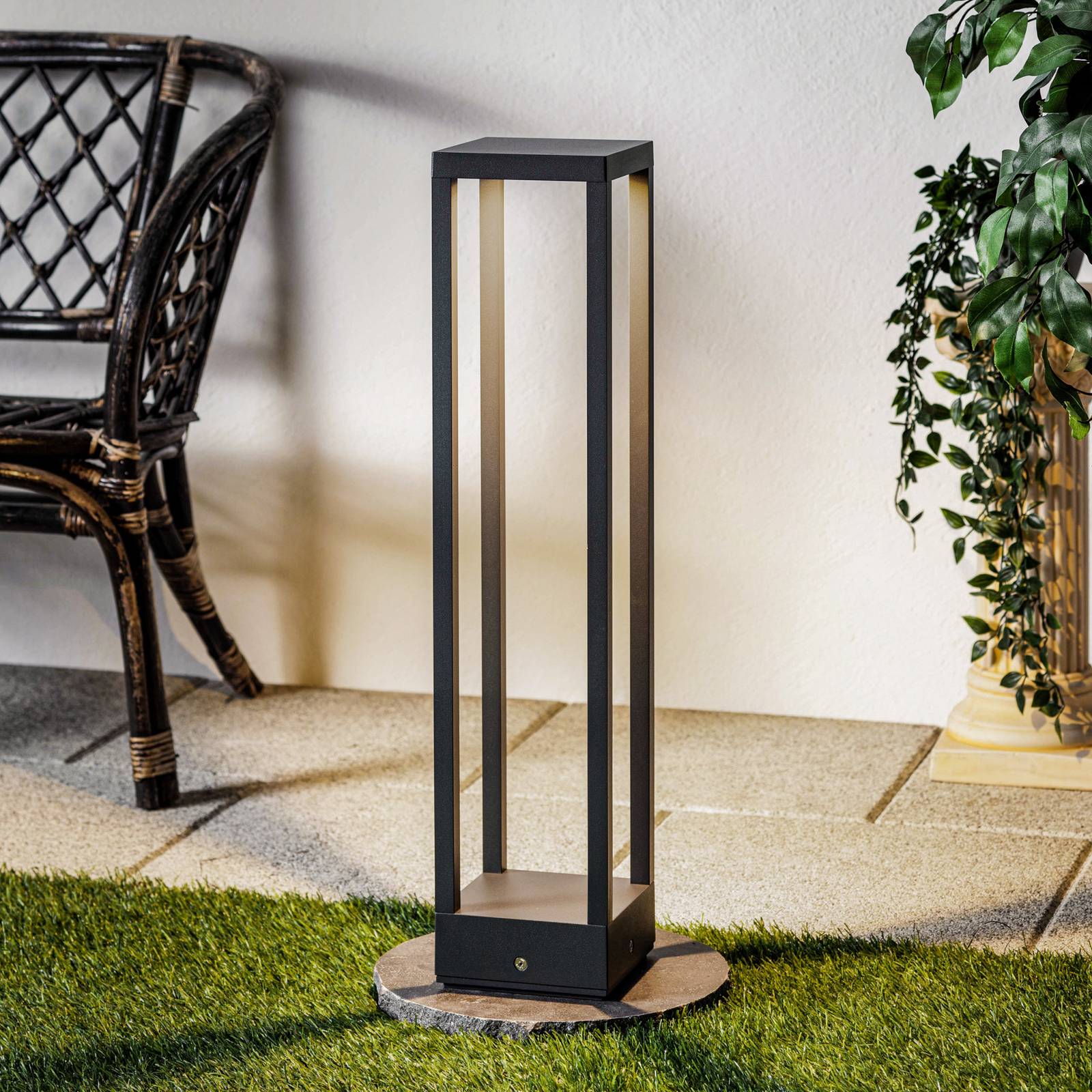 Lucande LED-Wegelampe Carlota, anthrazit, 65 cm, Metall Lucande LED-Wegelampe Carlota, anthrazit, 65 cm, Metall von LUCANDE