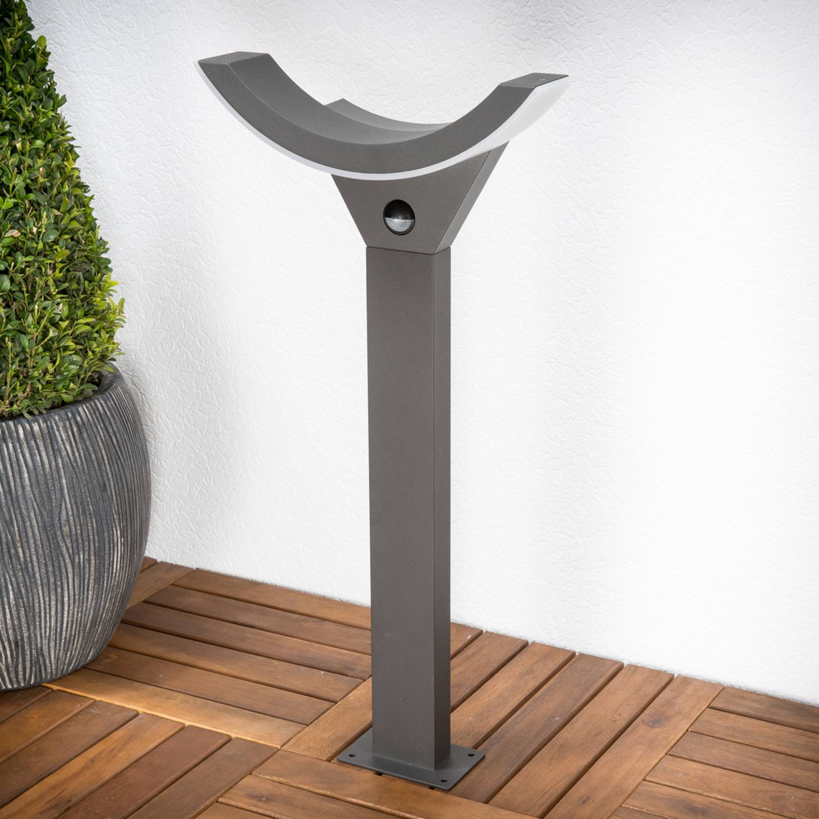 Lucande LED-Wegeleuchte Half, Sensor, 60 cm, anthrazit, IP54 Lucande LED-Wegeleuchte Half, Sensor, 60 cm, anthrazit, IP54 von LUCANDE