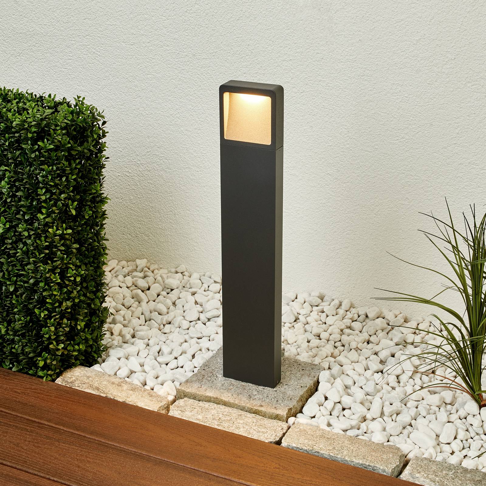 Lucande LED-Wegeleuchte Leya, 65 cm, anthrazit, Metall, IP54 Lucande LED-Wegeleuchte Leya, 65 cm, anthrazit, Metall, IP54 von LUCANDE