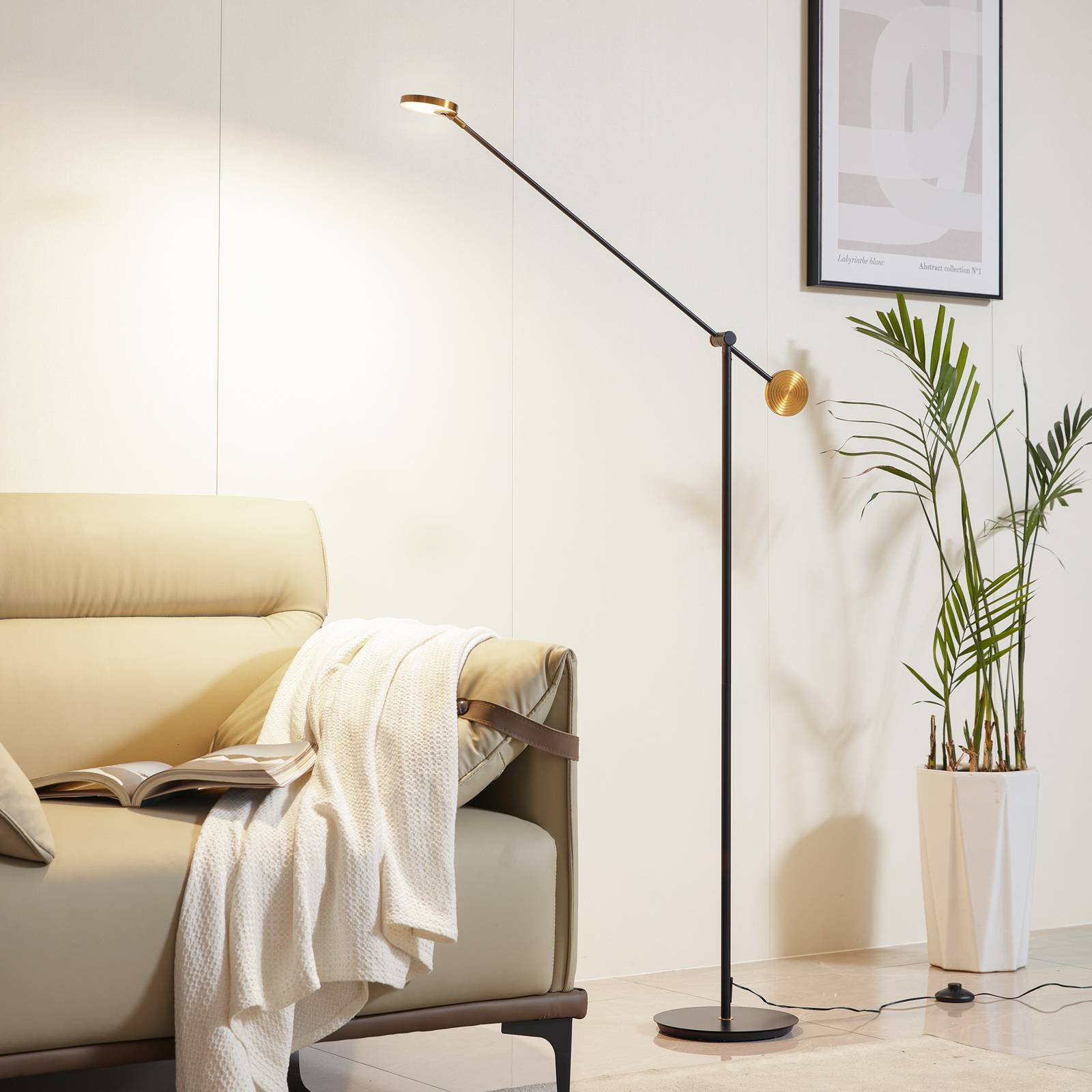 Lucande LED-Stehleuchte Adomas, schwarz/gold, Eisen, dimmbar Lucande LED-Stehleuchte Adomas, schwarz/gold, Eisen, dimmbar von LUCANDE